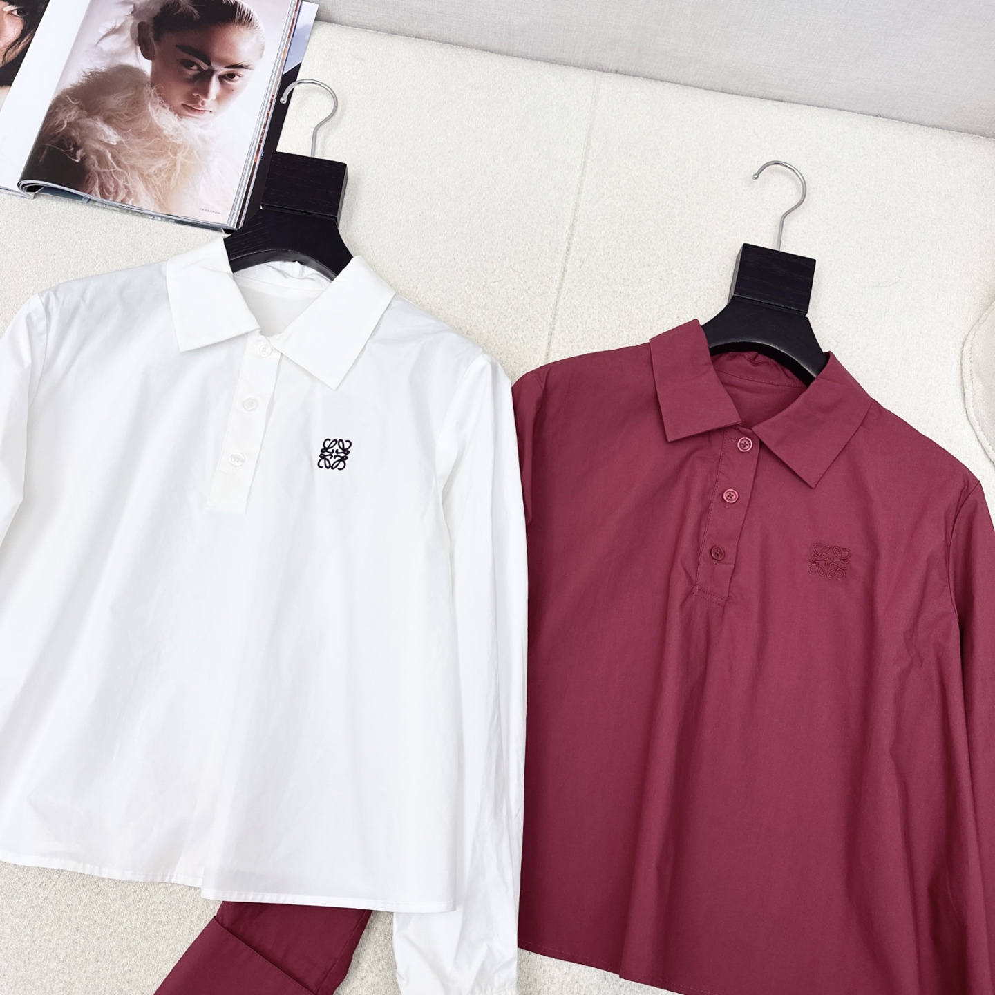 简约时髦的早秋穿搭 Loe 25Ss————早秋最新款logo刺绣装饰娃娃A字剪裁翻领衬衫♥️阔型短款剪