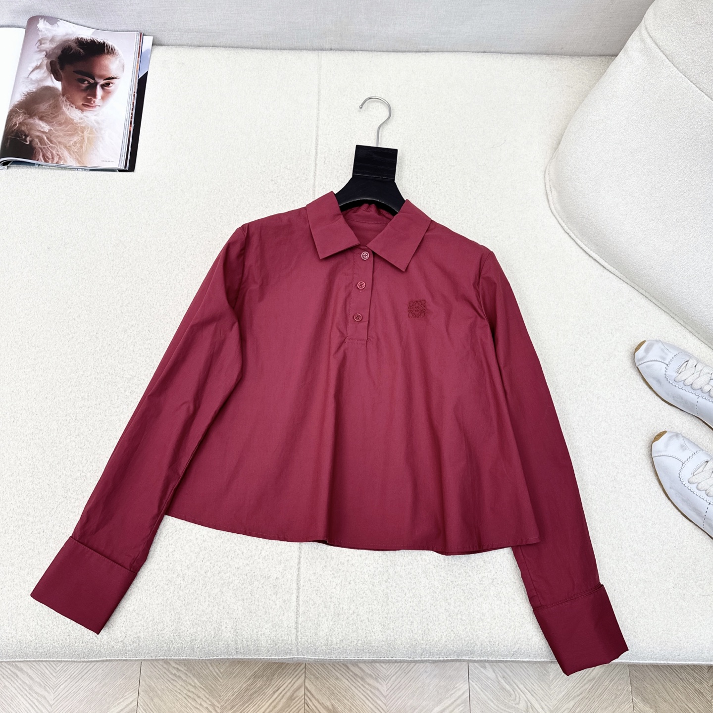 简约时髦的早秋穿搭 Loe 25Ss————早秋最新款logo刺绣装饰娃娃A字剪裁翻领衬衫♥️阔型短款剪