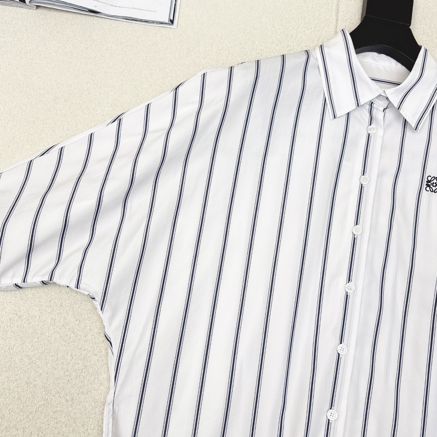 特价🉐️❗️现货齐码❗️不退不换❗️日常休闲 Loe 25Ss————早秋最新款蓝色条纹logo刺绣蝙蝠