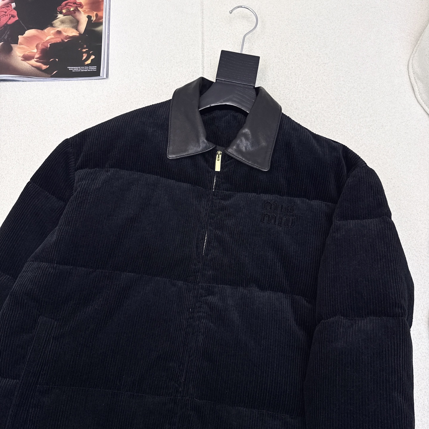 原单品质 MIU 25Ss——秋冬新品 灯芯绒拼小羊皮领羽绒服🤎yyds减轻少女风 立体剪裁H版型下摆抽