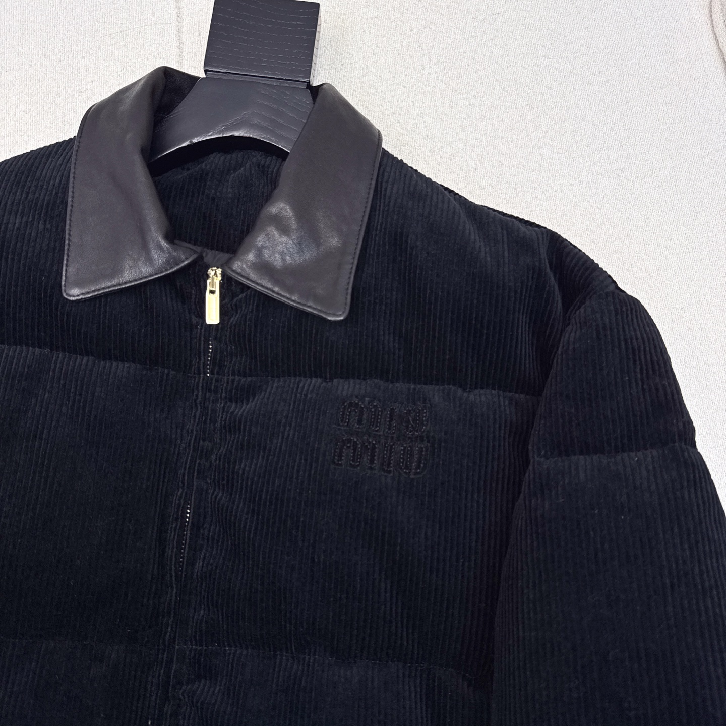 原单品质 MIU 25Ss——秋冬新品 灯芯绒拼小羊皮领羽绒服🤎yyds减轻少女风 立体剪裁H版型下摆抽