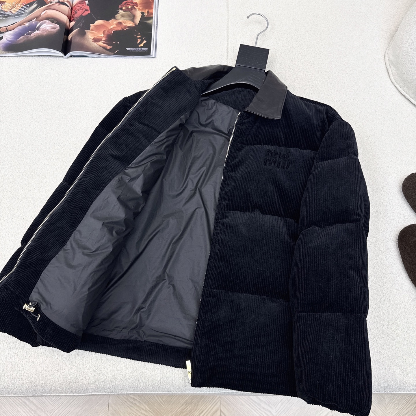 原单品质 MIU 25Ss——秋冬新品 灯芯绒拼小羊皮领羽绒服🤎yyds减轻少女风 立体剪裁H版型下摆抽
