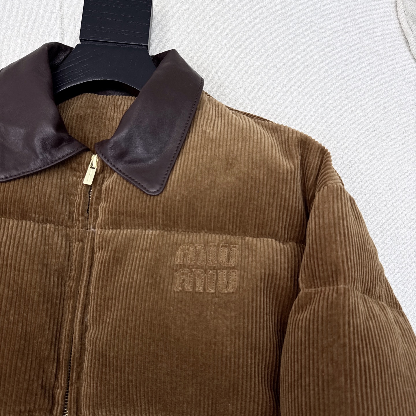 原单品质 MIU 25Ss——秋冬新品 灯芯绒拼小羊皮领羽绒服🤎yyds减轻少女风 立体剪裁H版型下摆抽