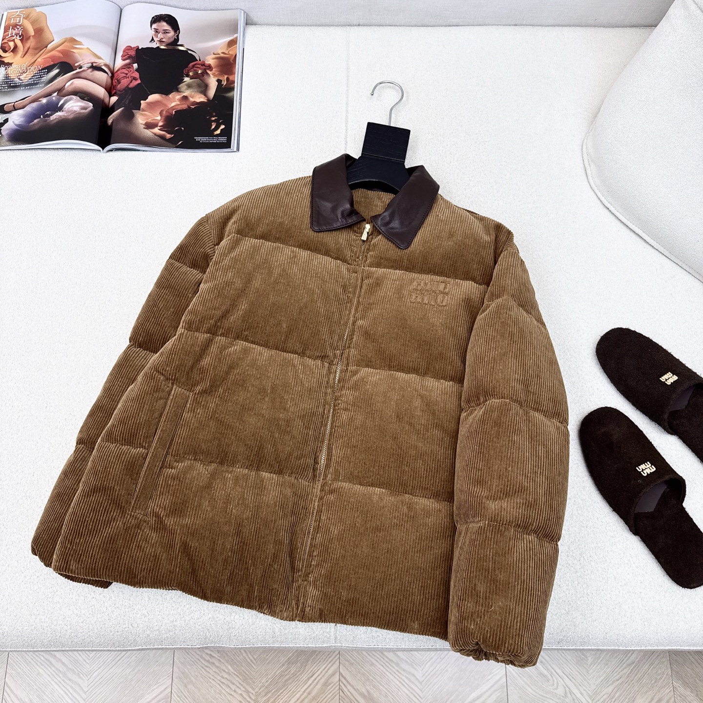 原单品质 MIU 25Ss——秋冬新品 灯芯绒拼小羊皮领羽绒服🤎yyds减轻少女风 立体剪裁H版型下摆抽