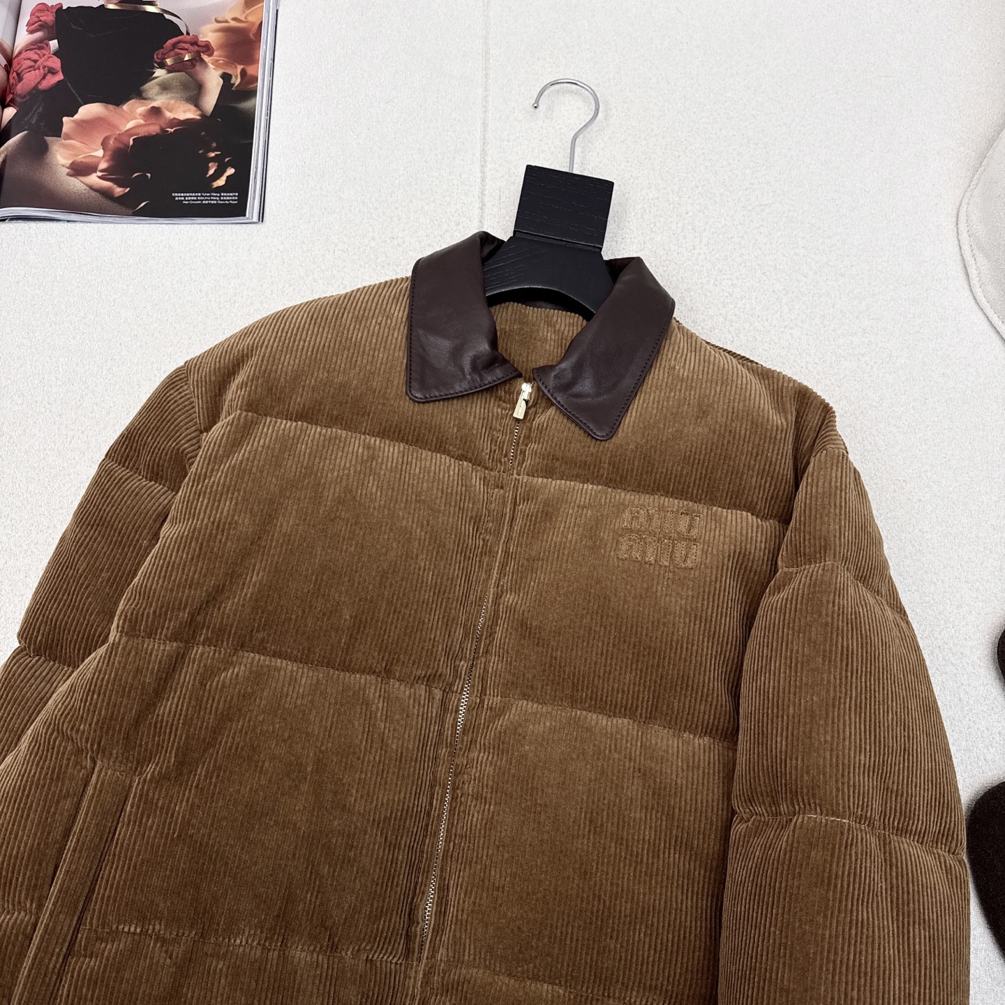 原单品质 MIU 25Ss——秋冬新品 灯芯绒拼小羊皮领羽绒服🤎yyds减轻少女风 立体剪裁H版型下摆抽