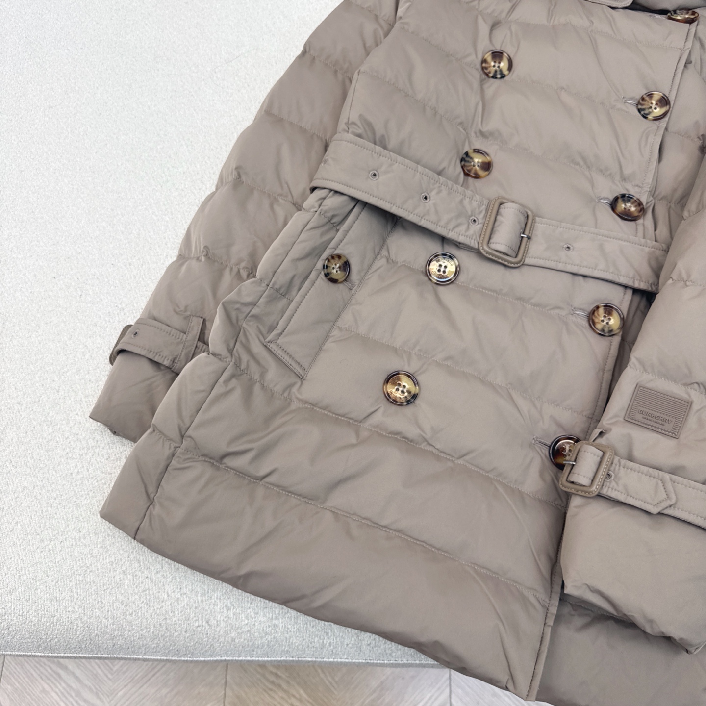 原单品质 Bur 25SS ——— 秋冬新款经典双排扣连帽羽绒服外套 🤎实穿性很高 专柜每年必火的经典款
