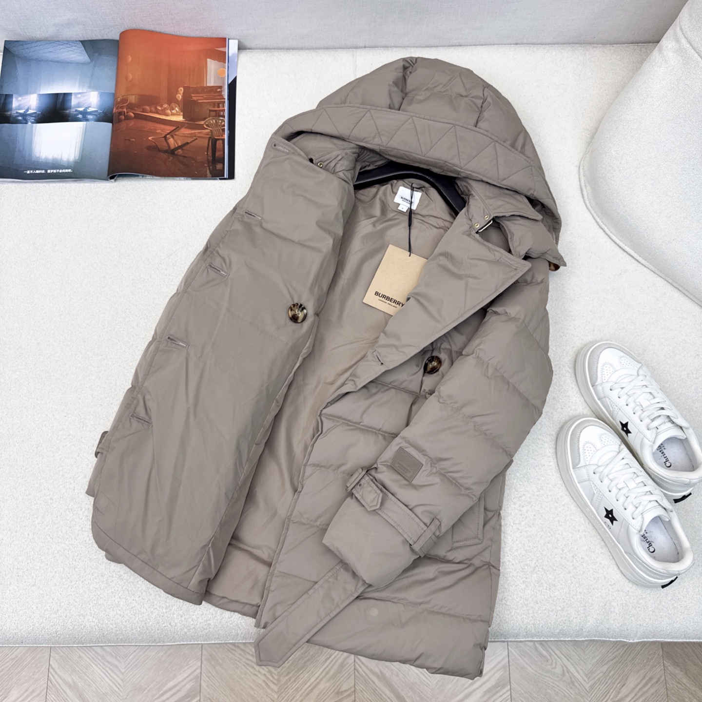 原单品质 Bur 25SS ——— 秋冬新款经典双排扣连帽羽绒服外套 🤎实穿性很高 专柜每年必火的经典款