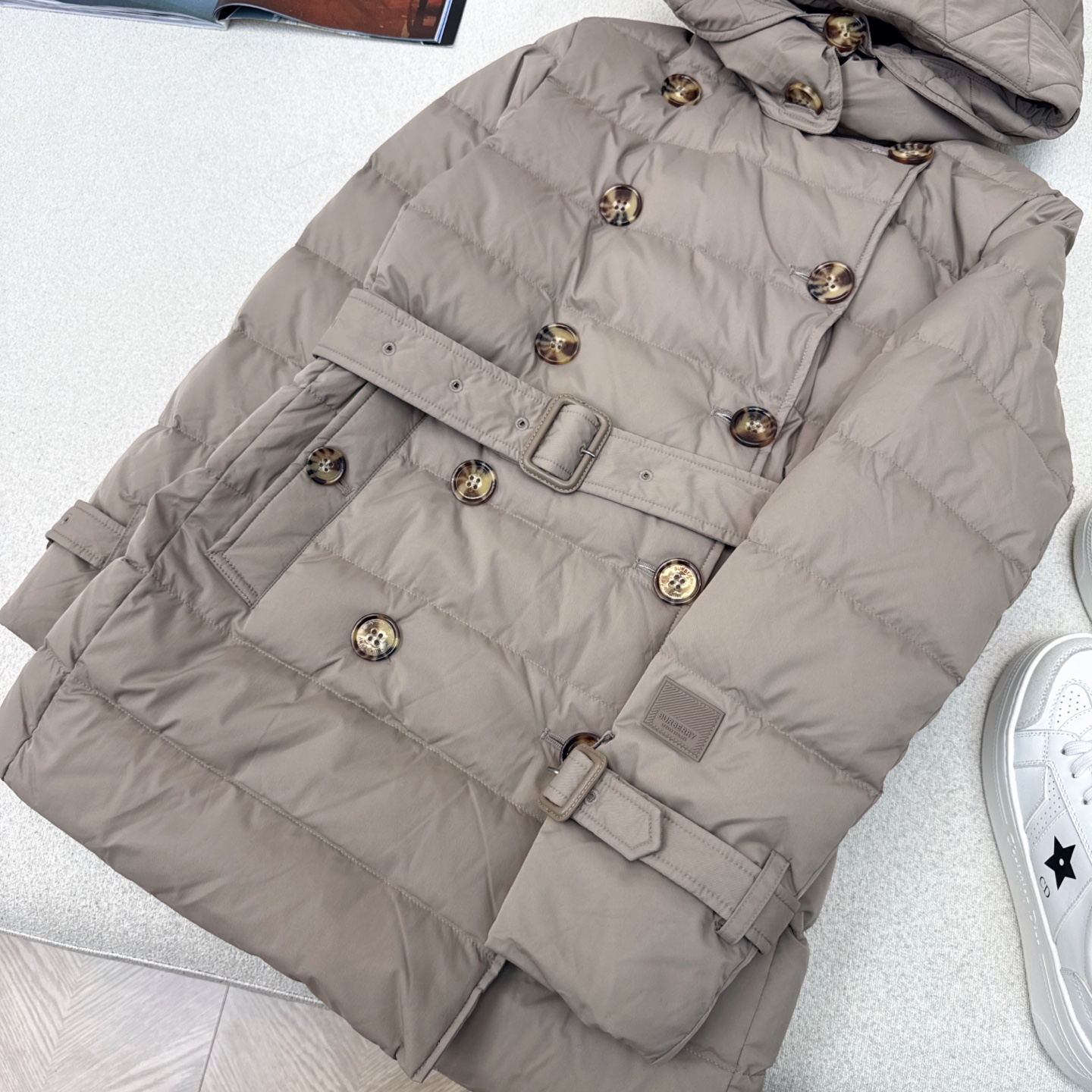 原单品质 Bur 25SS ——— 秋冬新款经典双排扣连帽羽绒服外套 🤎实穿性很高 专柜每年必火的经典款