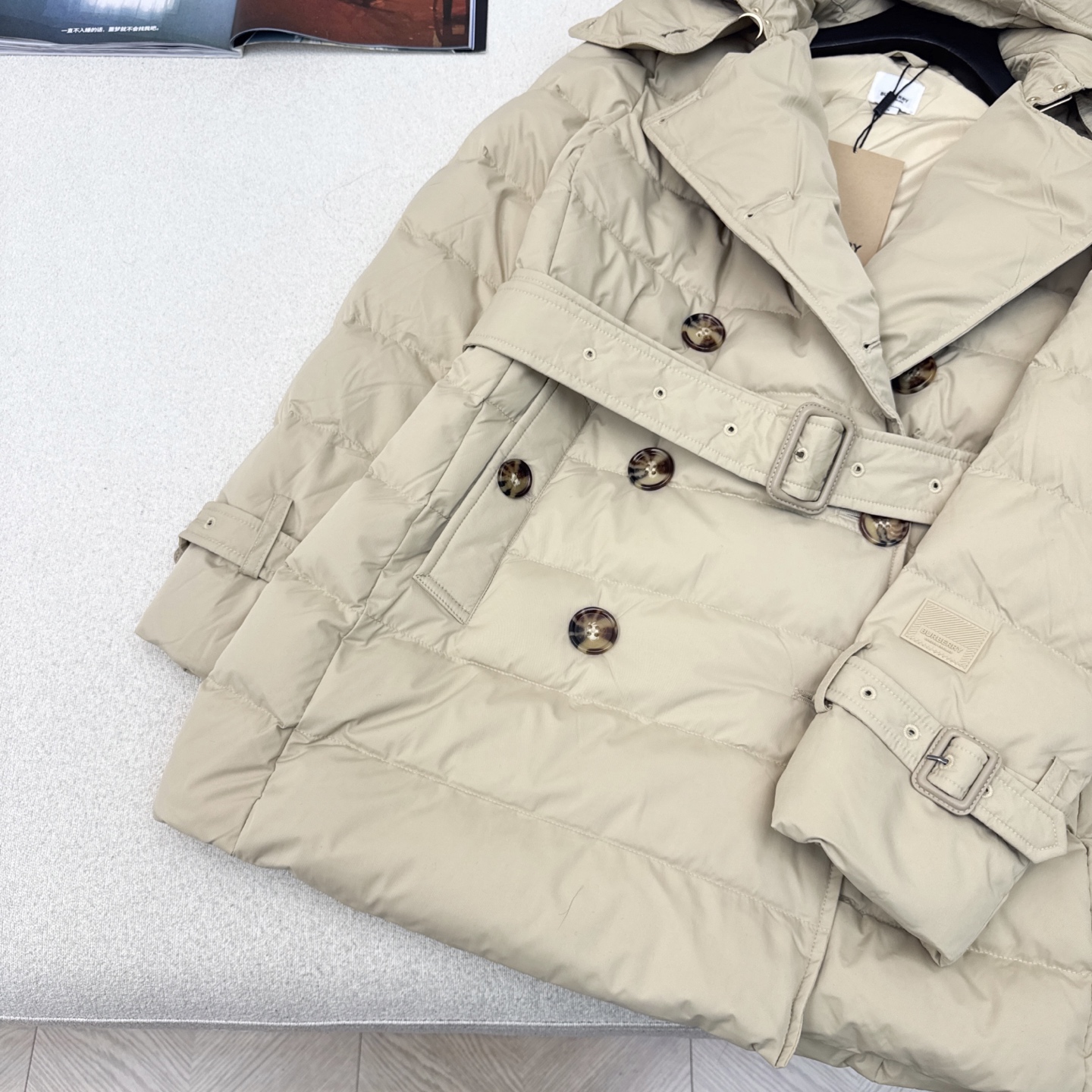 原单品质 Bur 25SS ——— 秋冬新款经典双排扣连帽羽绒服外套 🤎实穿性很高 专柜每年必火的经典款