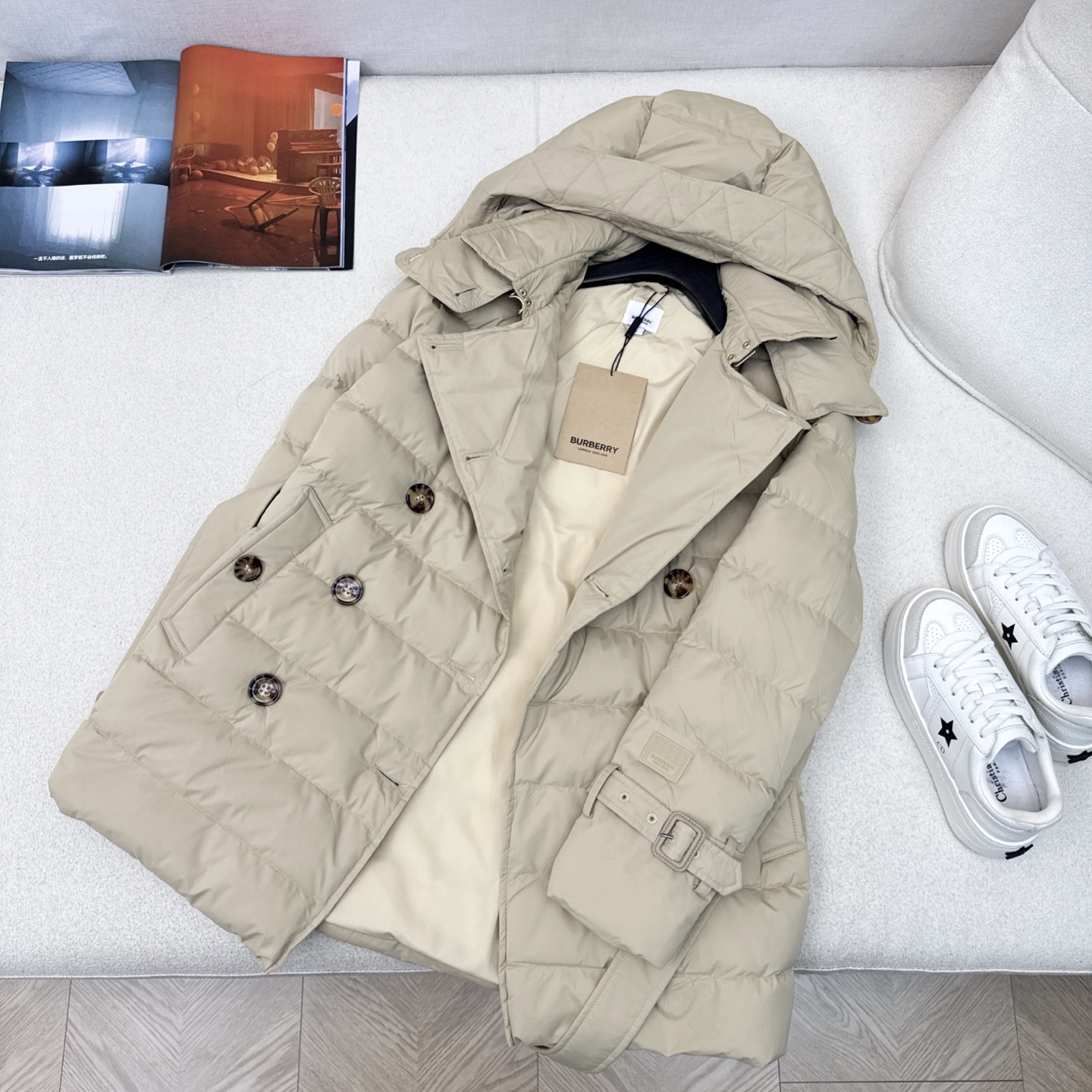 原单品质 Bur 25SS ——— 秋冬新款经典双排扣连帽羽绒服外套 🤎实穿性很高 专柜每年必火的经典款