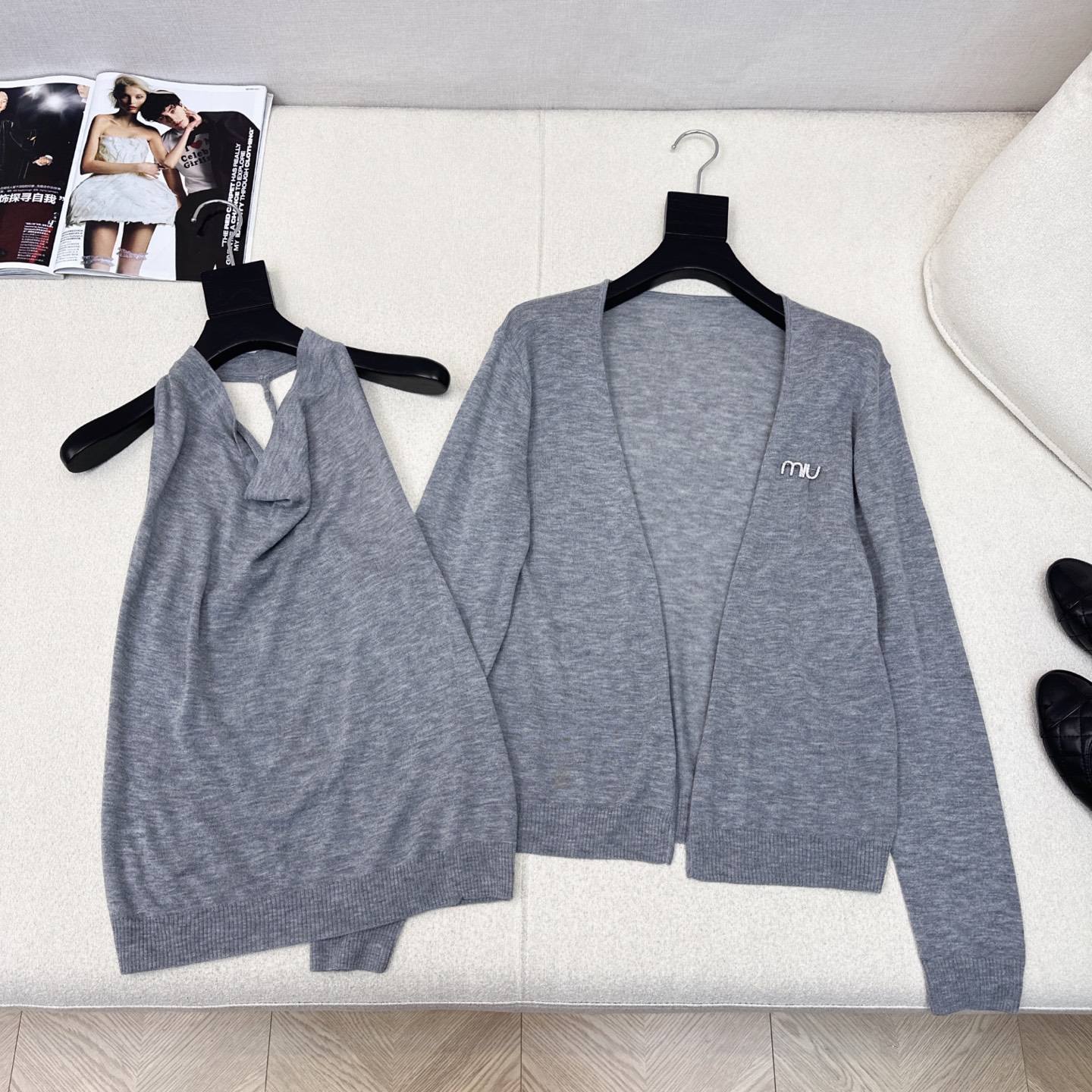 独家款～ Miu 25Ss————早秋最新款轻薄针织两件套🤍 堆堆领无袖背心+基础款开衫 二合一设计 视