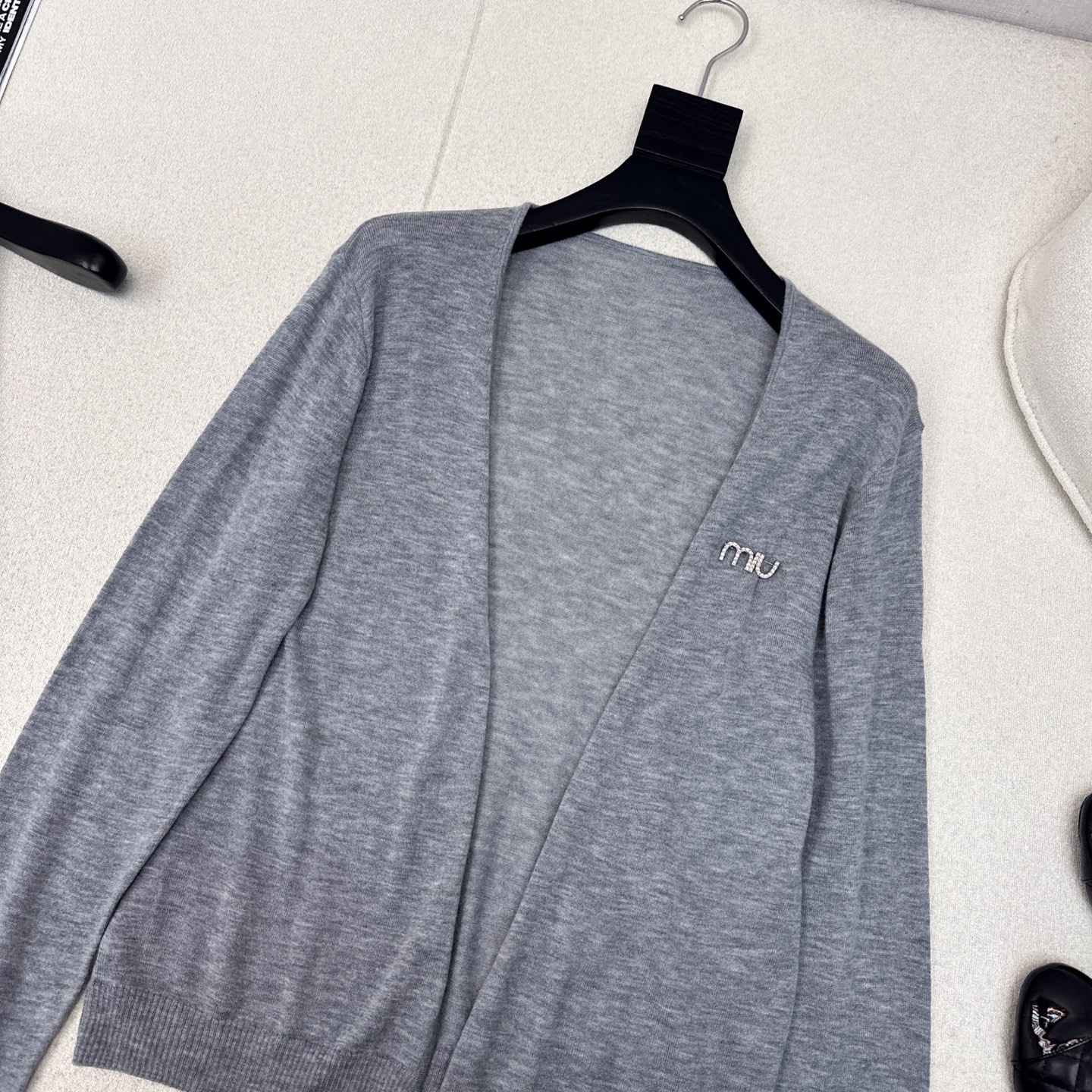 独家款～ Miu 25Ss————早秋最新款轻薄针织两件套🤍 堆堆领无袖背心+基础款开衫 二合一设计 视