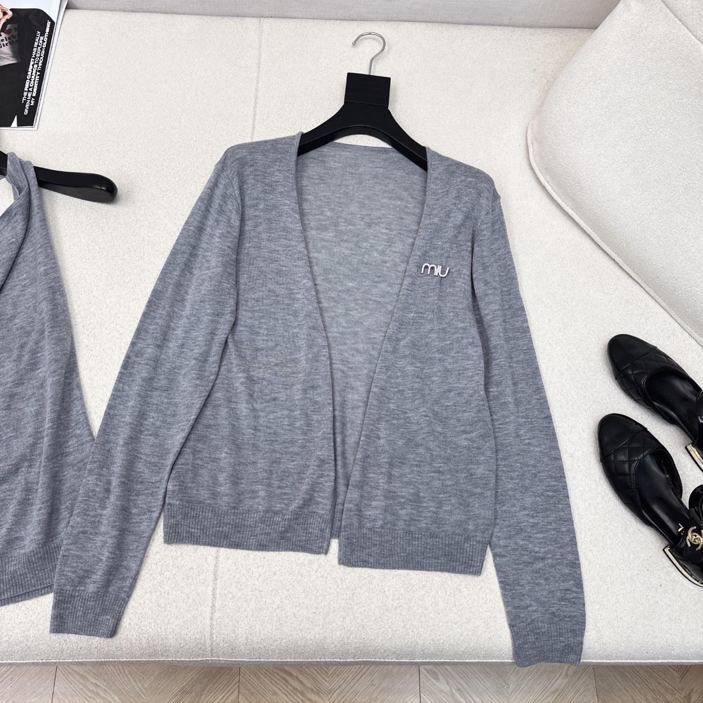 独家款～ Miu 25Ss————早秋最新款轻薄针织两件套🤍 堆堆领无袖背心+基础款开衫 二合一设计 视