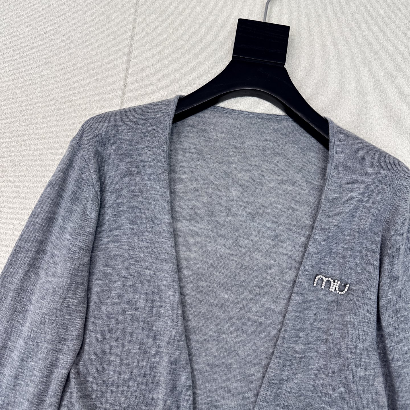 独家款～ Miu 25Ss————早秋最新款轻薄针织两件套🤍 堆堆领无袖背心+基础款开衫 二合一设计 视