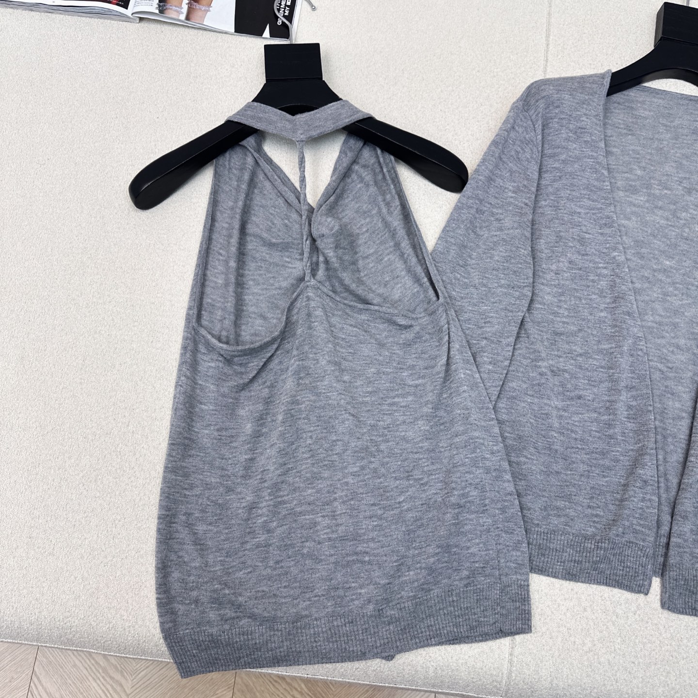 独家款～ Miu 25Ss————早秋最新款轻薄针织两件套🤍 堆堆领无袖背心+基础款开衫 二合一设计 视