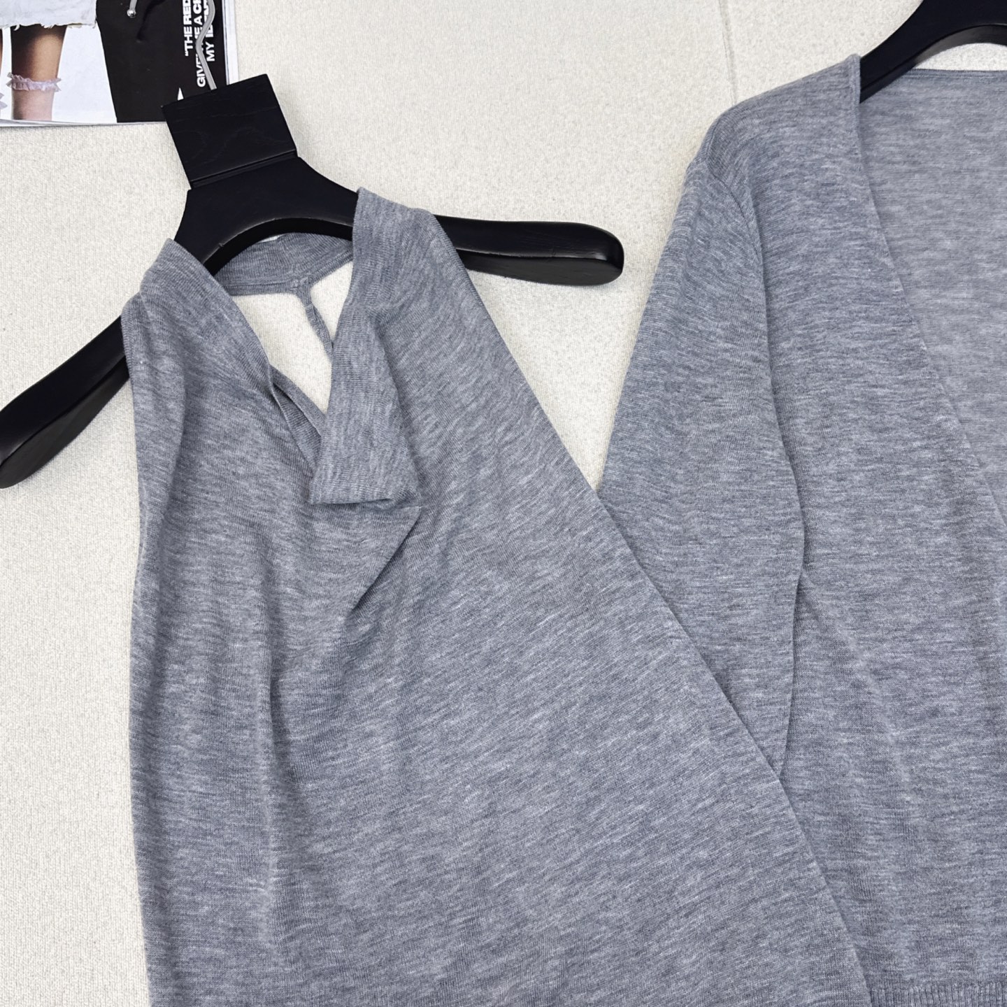 独家款～ Miu 25Ss————早秋最新款轻薄针织两件套🤍 堆堆领无袖背心+基础款开衫 二合一设计 视