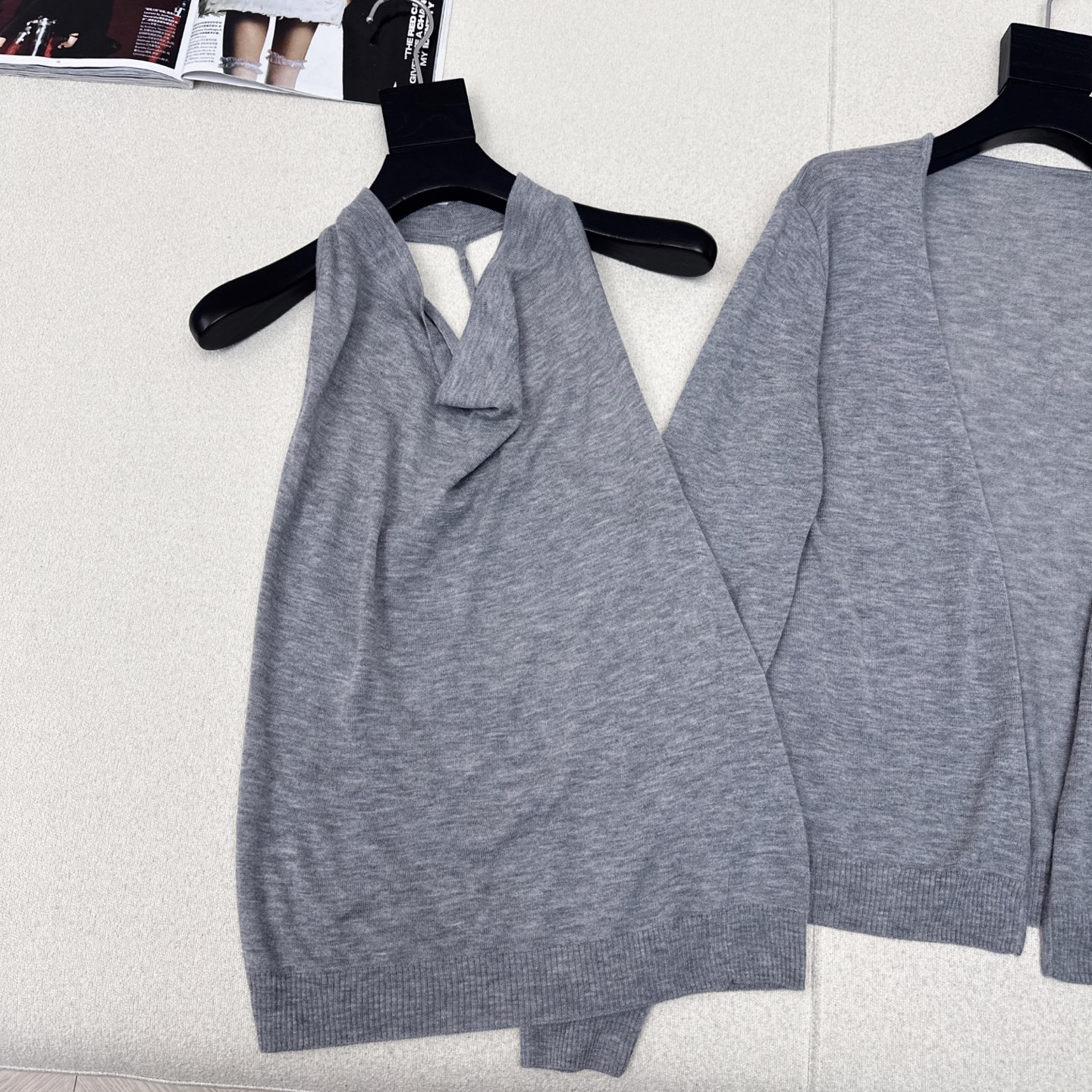 独家款～ Miu 25Ss————早秋最新款轻薄针织两件套🤍 堆堆领无袖背心+基础款开衫 二合一设计 视