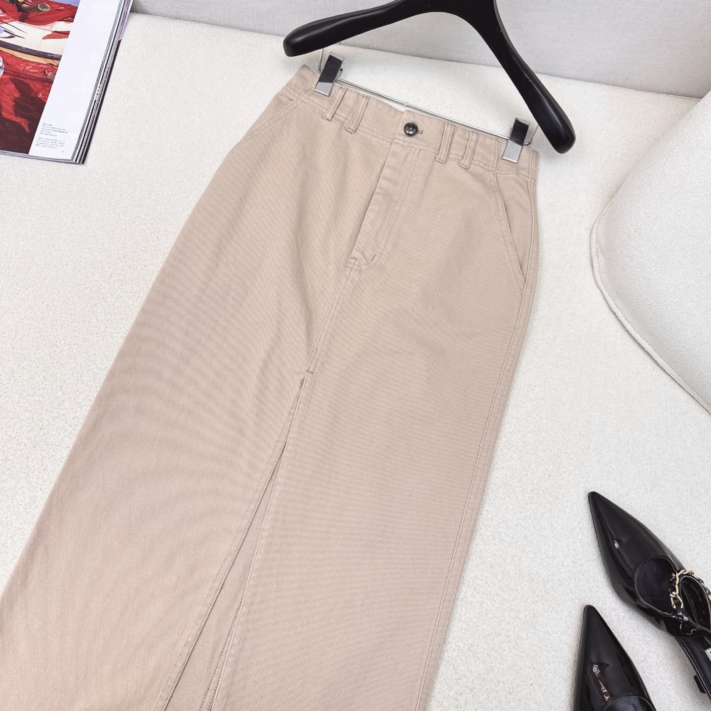 高智感穿搭 Bc 25Ss————早秋最新款做旧皮粉色洗水牛仔长半裙🩷后耳仔铜珠链 皮牌装饰 极简主义低