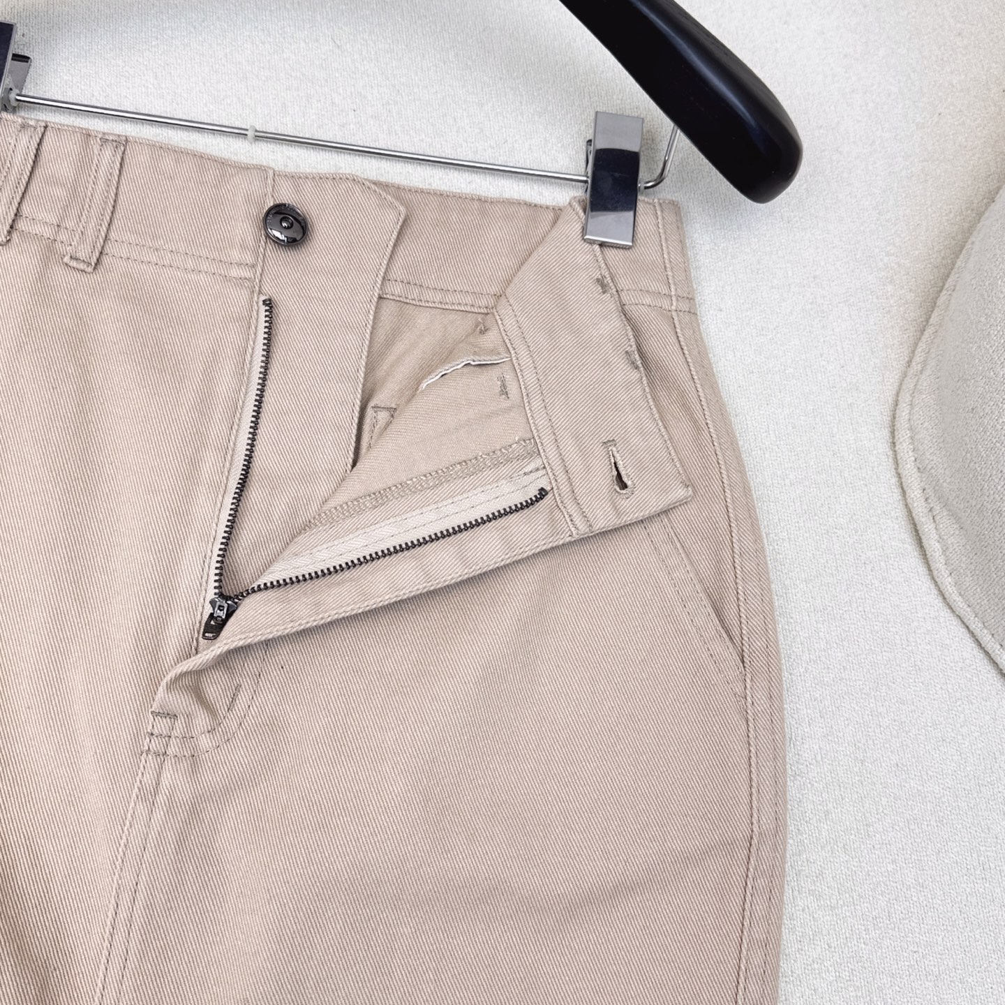 高智感穿搭 Bc 25Ss————早秋最新款做旧皮粉色洗水牛仔长半裙🩷后耳仔铜珠链 皮牌装饰 极简主义低