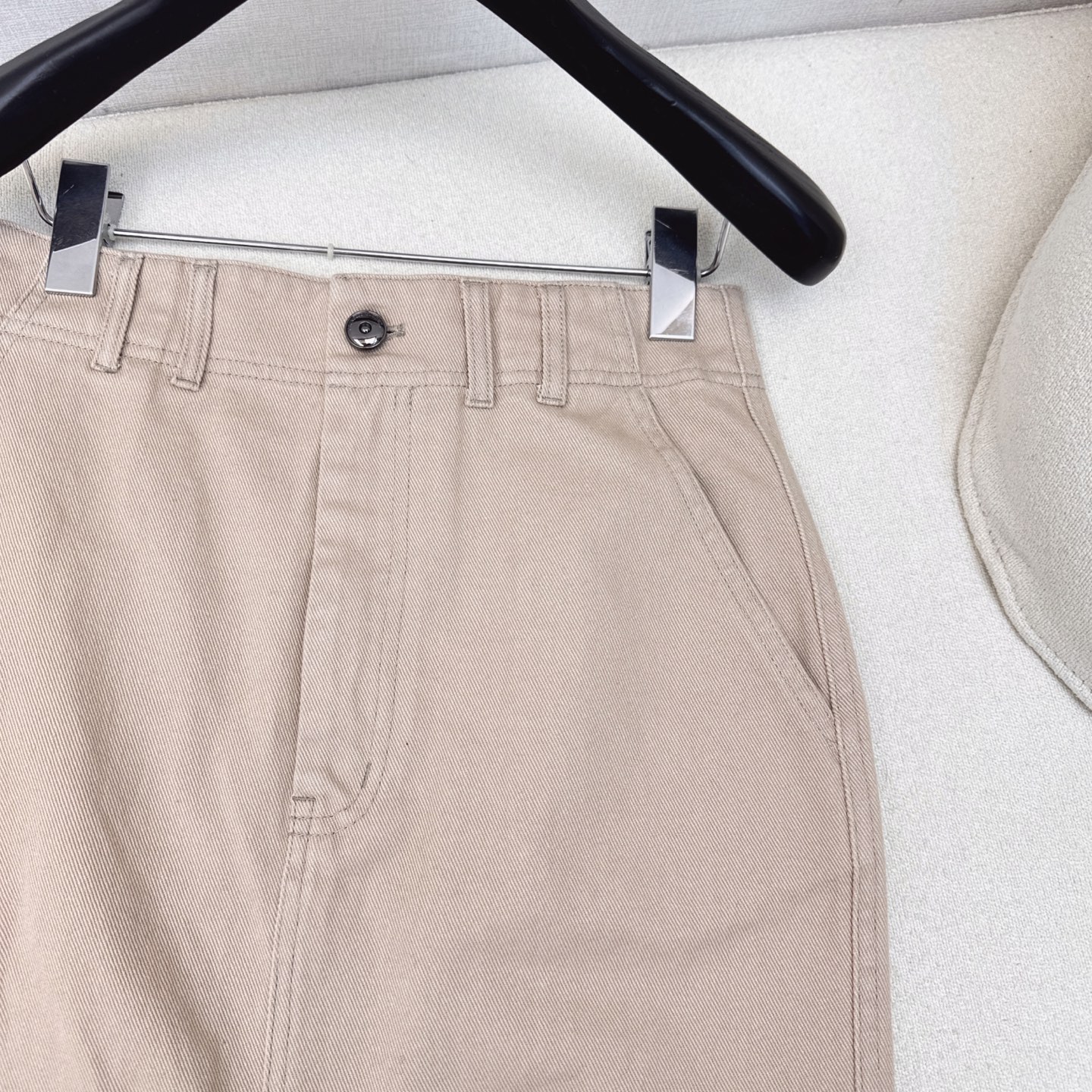 高智感穿搭 Bc 25Ss————早秋最新款做旧皮粉色洗水牛仔长半裙🩷后耳仔铜珠链 皮牌装饰 极简主义低