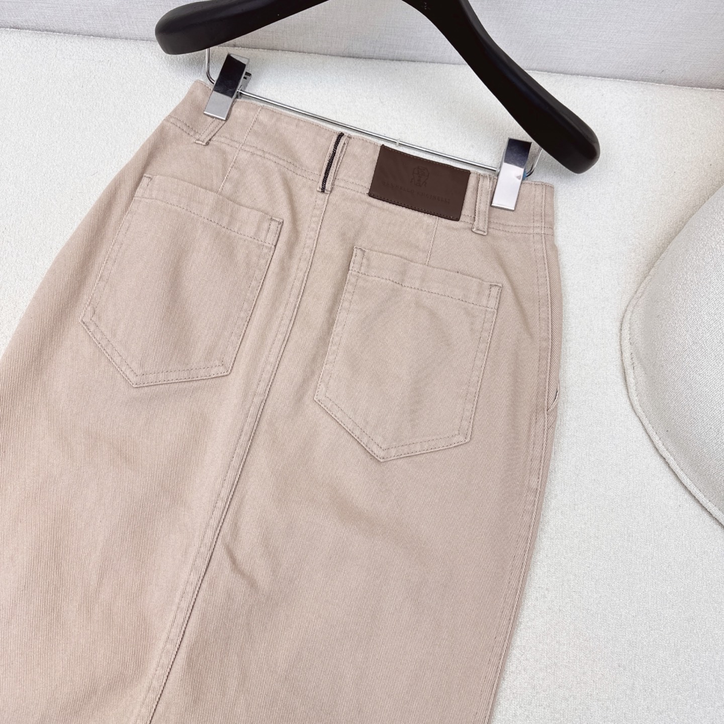 高智感穿搭 Bc 25Ss————早秋最新款做旧皮粉色洗水牛仔长半裙🩷后耳仔铜珠链 皮牌装饰 极简主义低