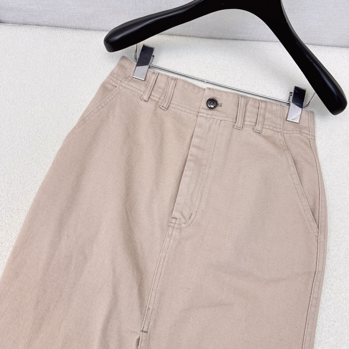 高智感穿搭 Bc 25Ss————早秋最新款做旧皮粉色洗水牛仔长半裙🩷后耳仔铜珠链 皮牌装饰 极简主义低