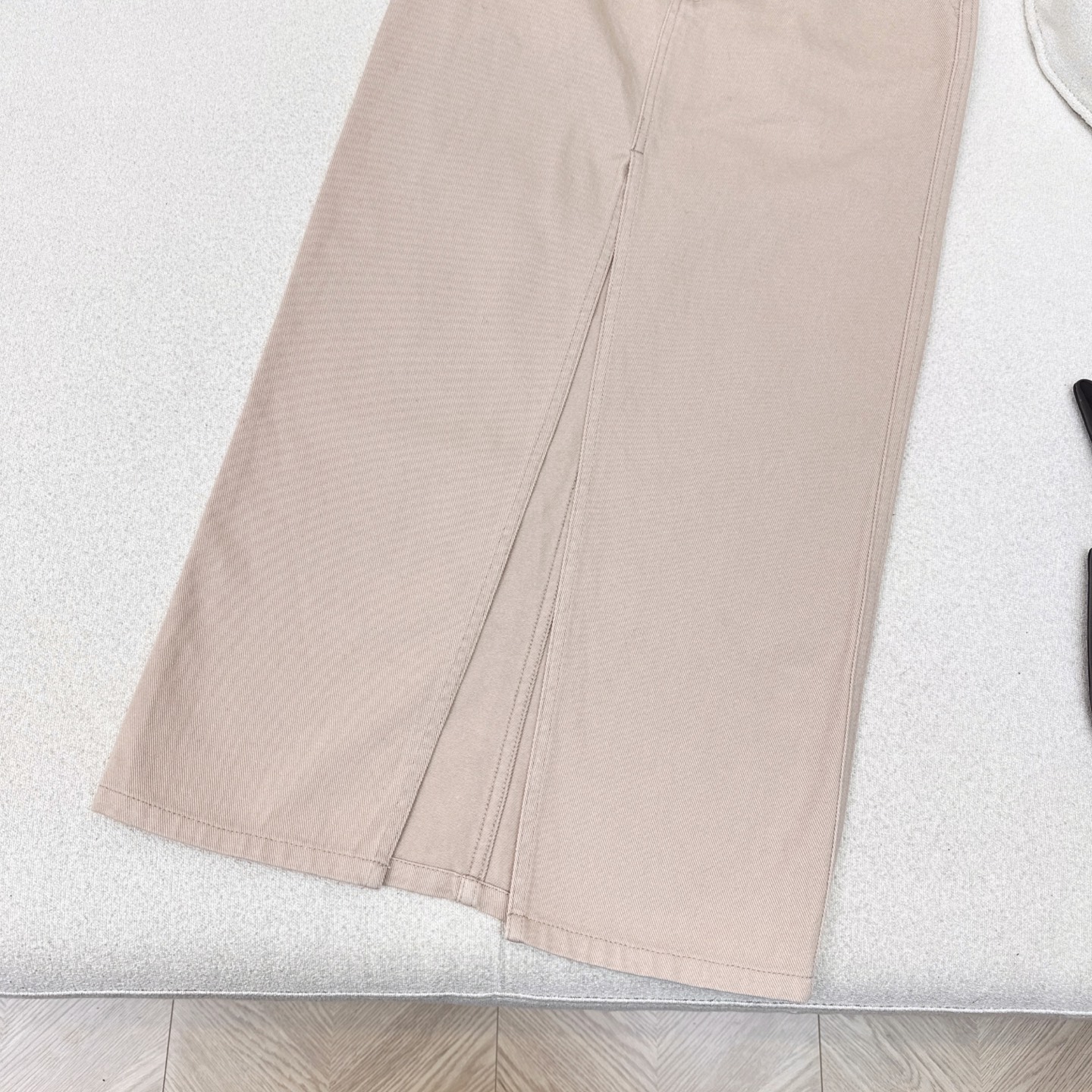 高智感穿搭 Bc 25Ss————早秋最新款做旧皮粉色洗水牛仔长半裙🩷后耳仔铜珠链 皮牌装饰 极简主义低