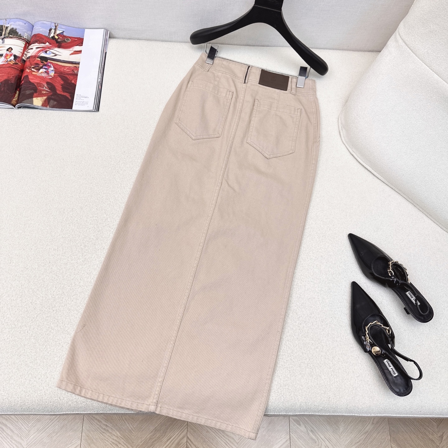 高智感穿搭 Bc 25Ss————早秋最新款做旧皮粉色洗水牛仔长半裙🩷后耳仔铜珠链 皮牌装饰 极简主义低