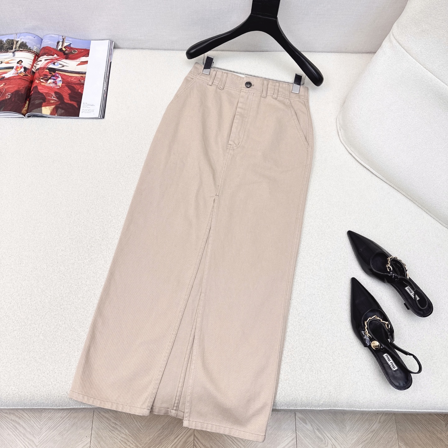 高智感穿搭 Bc 25Ss————早秋最新款做旧皮粉色洗水牛仔长半裙🩷后耳仔铜珠链 皮牌装饰 极简主义低