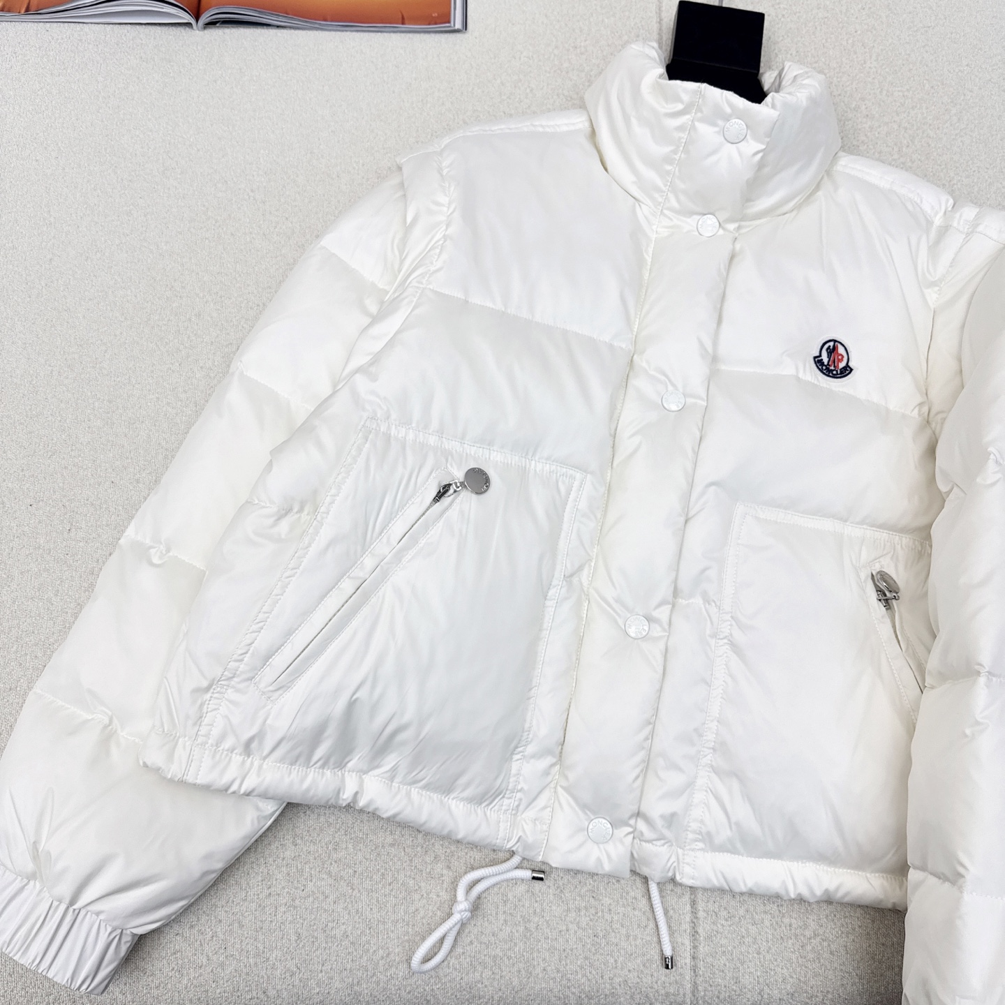 时髦两穿款～ 原单品质 MC 25Ss———秋冬最新款立领短款可拆卸袖羽绒服 🖤 可拆卸两穿款～经典短款