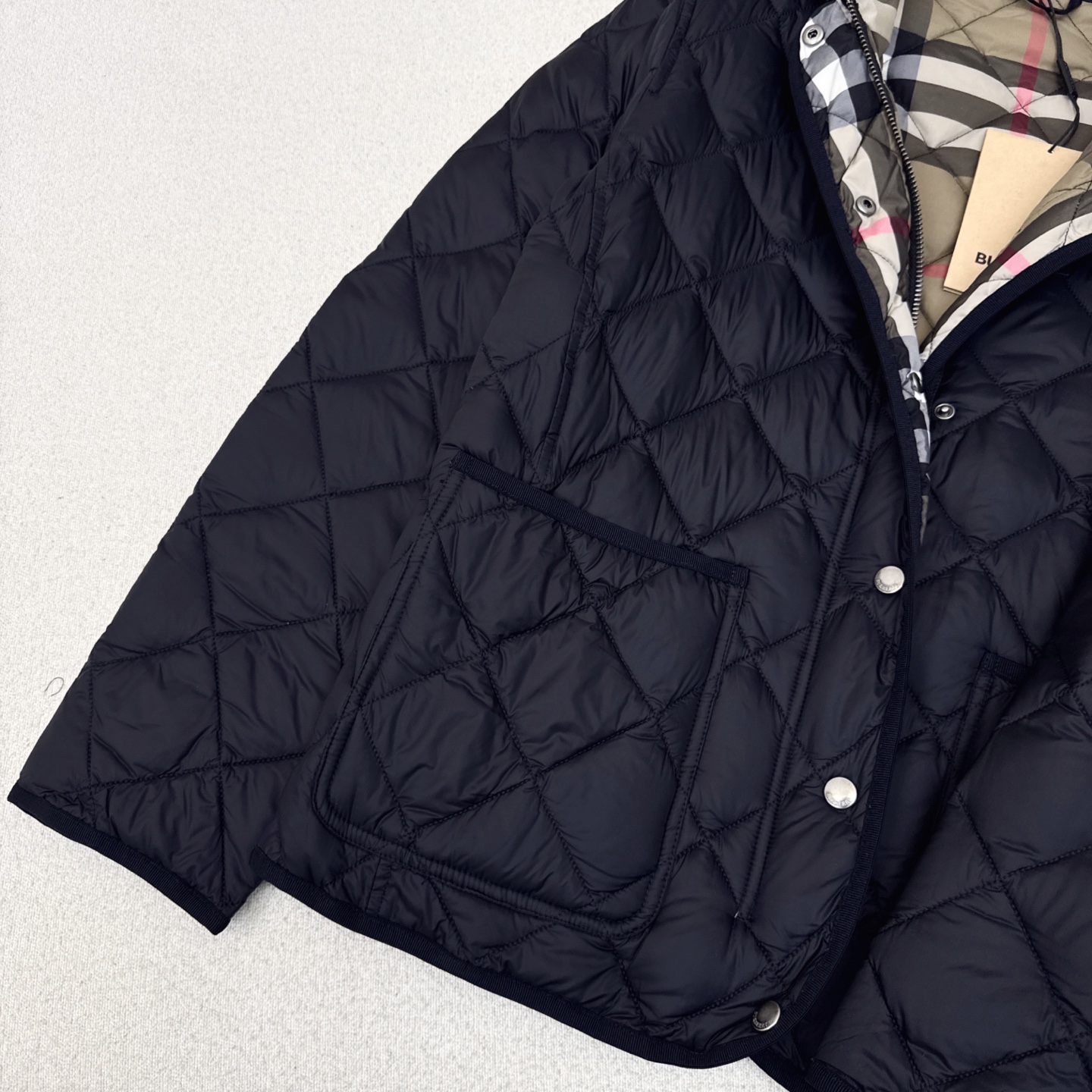 Burberry Quilted Down Puffer Jacket: Vintage-Inspired, Lightweight & Warm 4 i1756280939585 8157 0 3
