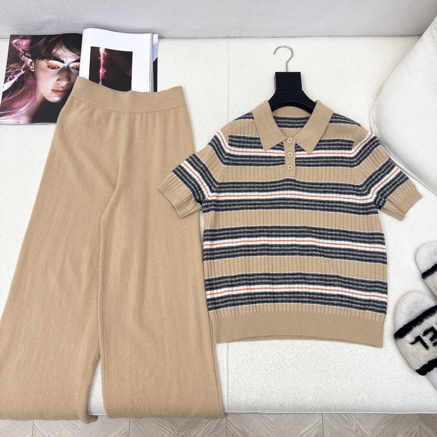 独家款 lp🆕 25Ss———早秋最新款针织套装 🩶撞色条纹翻领针织衫+松紧腰直筒裤 精致美感 整体给人