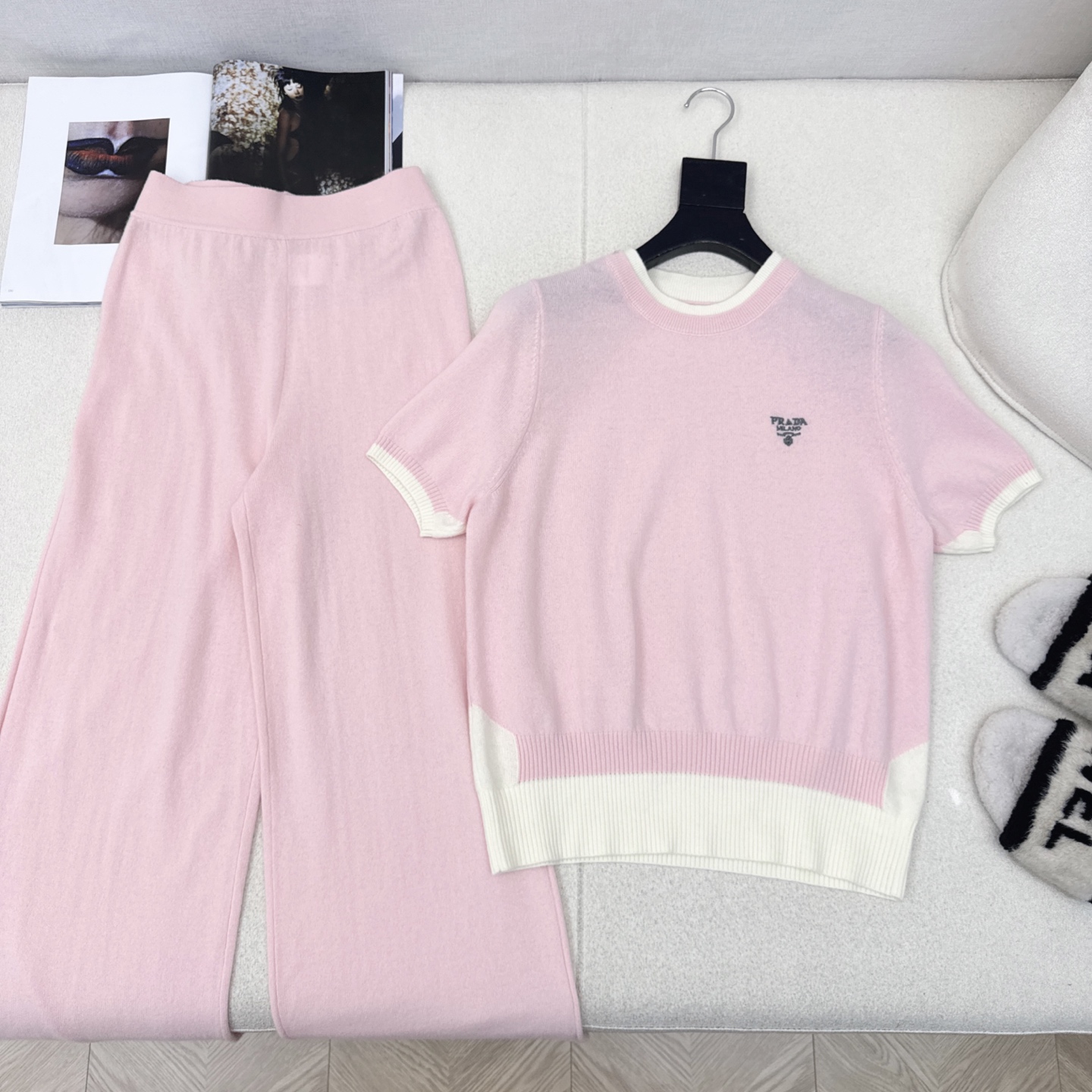 独家款 PD 25Ss———早秋最新款针织套装 🩶撞色拼接短袖圆领针织衫+松紧腰直筒裤 精致美感 整体给