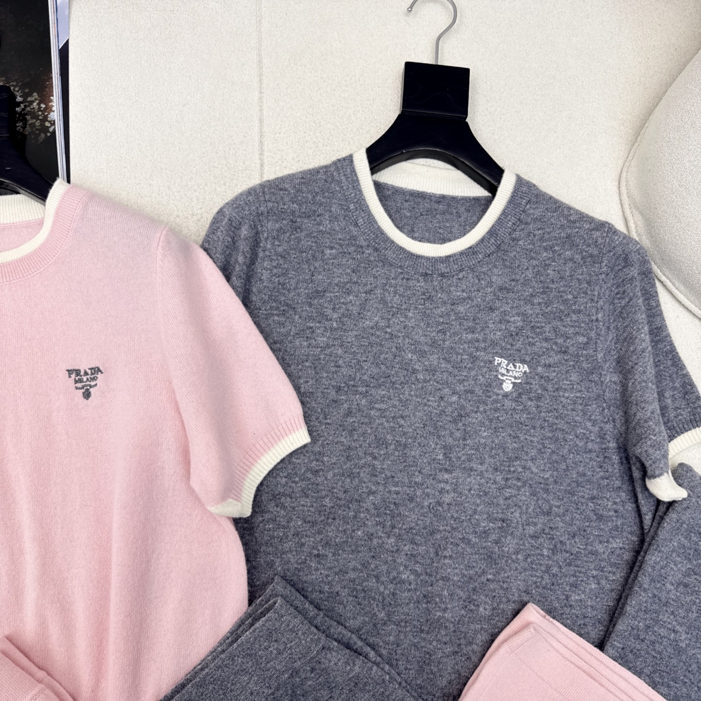 独家款 PD 25Ss———早秋最新款针织套装 🩶撞色拼接短袖圆领针织衫+松紧腰直筒裤 精致美感 整体给