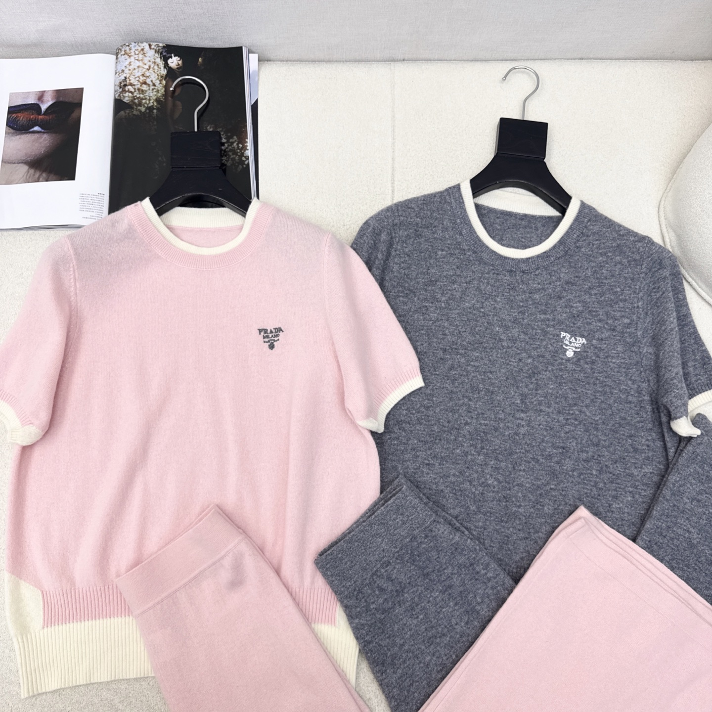 独家款 PD 25Ss———早秋最新款针织套装 🩶撞色拼接短袖圆领针织衫+松紧腰直筒裤 精致美感 整体给