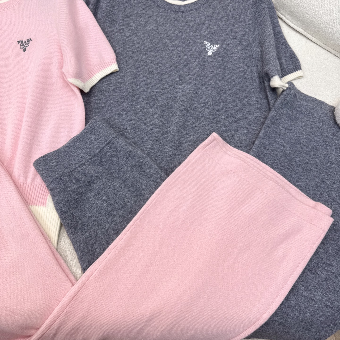 独家款 PD 25Ss———早秋最新款针织套装 🩶撞色拼接短袖圆领针织衫+松紧腰直筒裤 精致美感 整体给