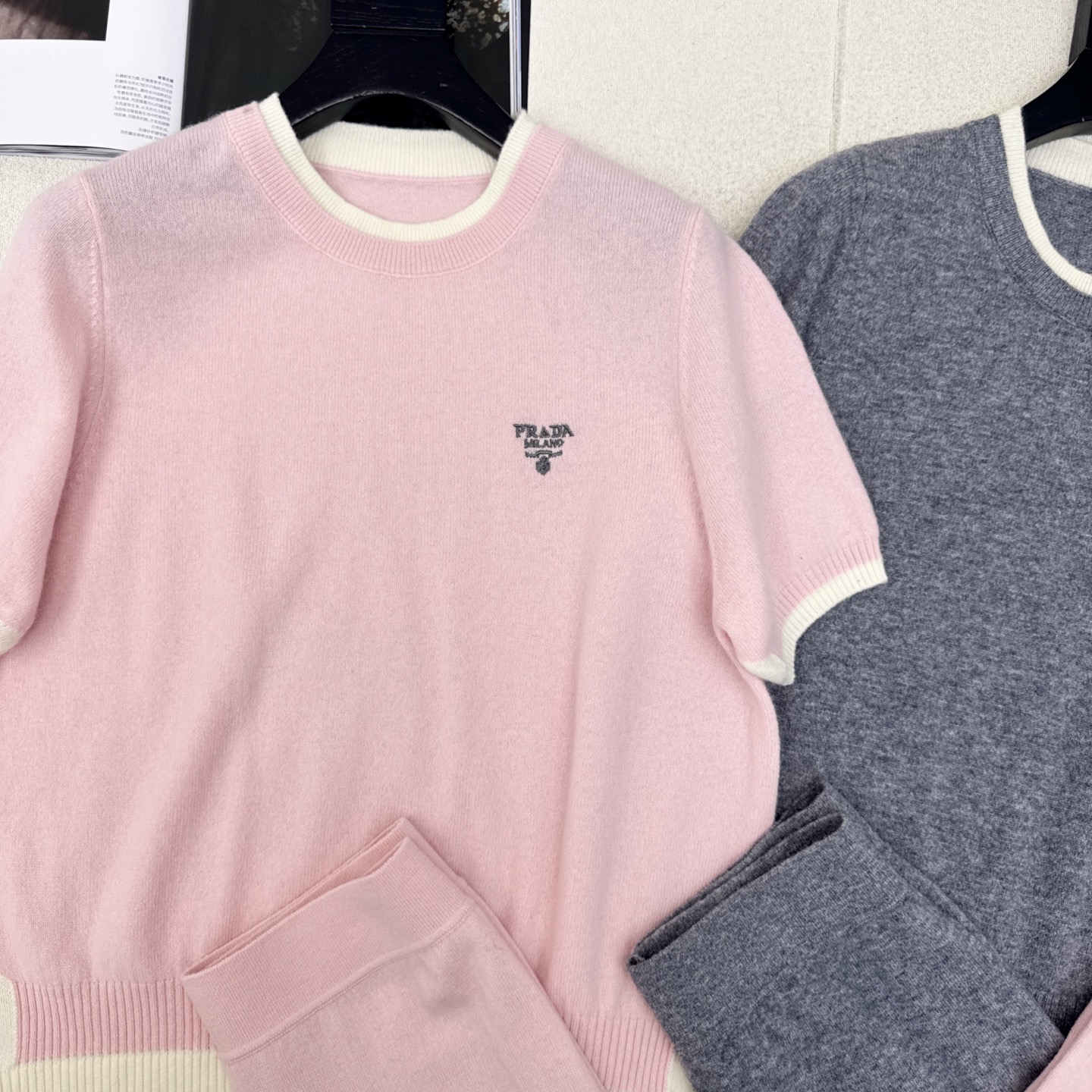 独家款 PD 25Ss———早秋最新款针织套装 🩶撞色拼接短袖圆领针织衫+松紧腰直筒裤 精致美感 整体给