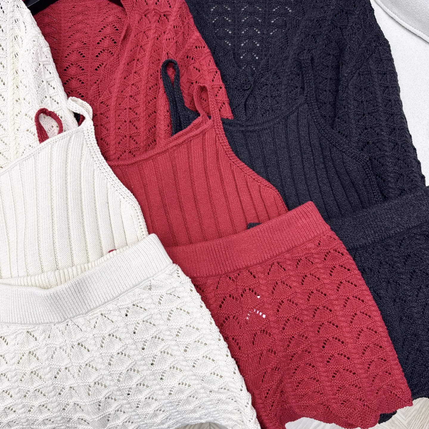 独家款 lp🆕 25Ss———早秋最新款针织三件套 套装 ♥️U领小吊带+V领开衫+松紧腰短裤 精致美感