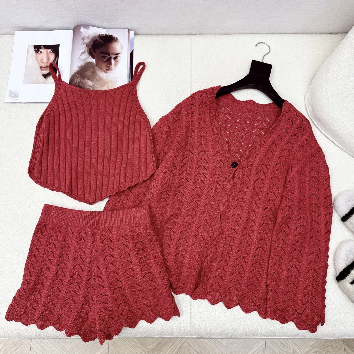 独家款 lp🆕 25Ss———早秋最新款针织三件套 套装 ♥️U领小吊带+V领开衫+松紧腰短裤 精致美感