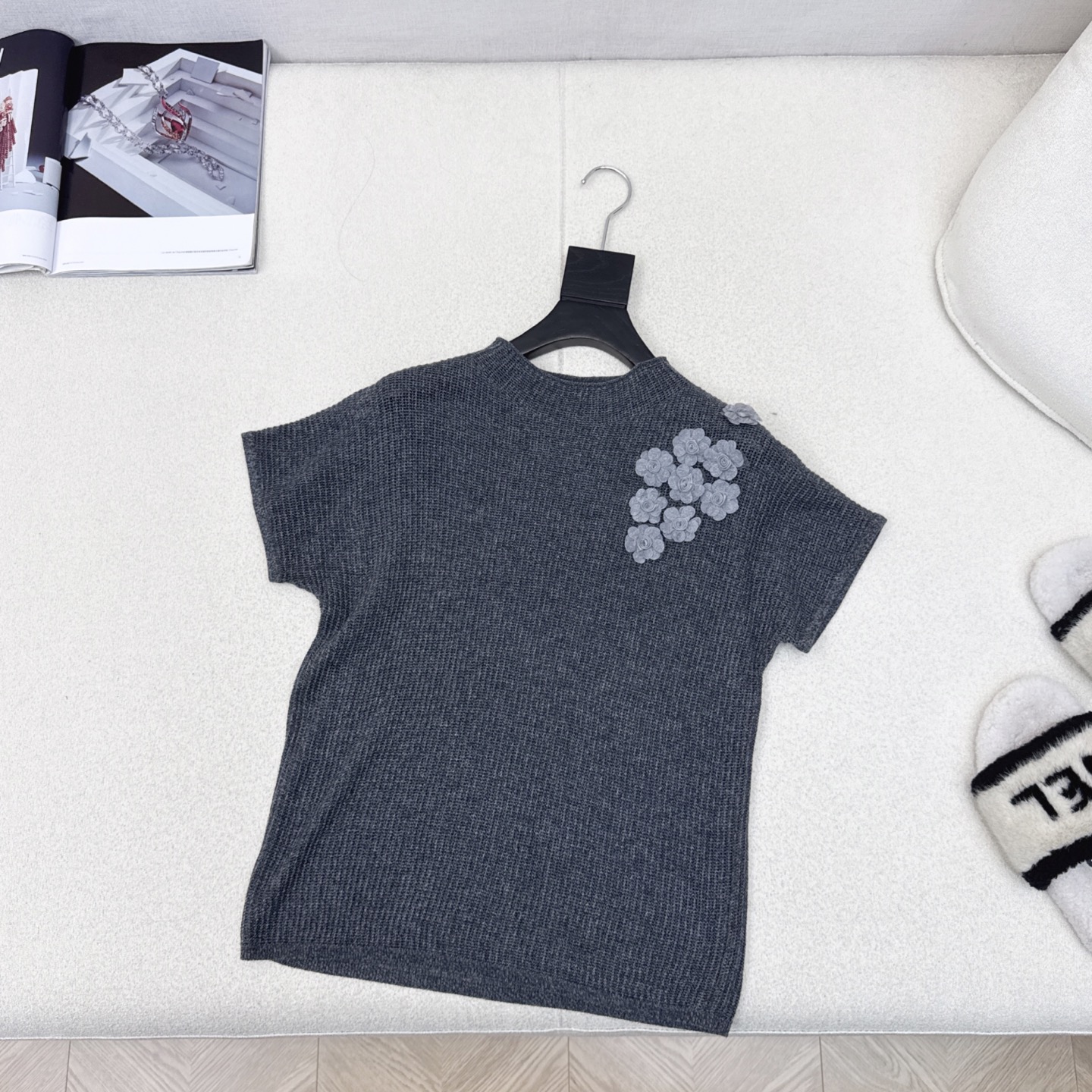 温柔日常必备内搭 C家 25Ss————秋冬最新款温柔女孩必备立体花朵装饰落肩针织衫 🤍 太好搭啦〰️很