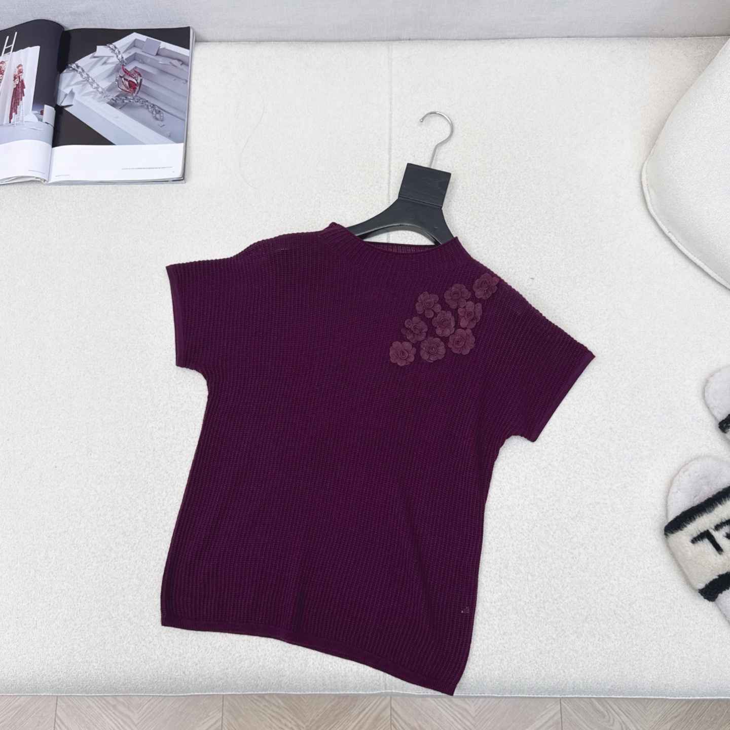 温柔日常必备内搭 C家 25Ss————秋冬最新款温柔女孩必备立体花朵装饰落肩针织衫 🤍 太好搭啦〰️很