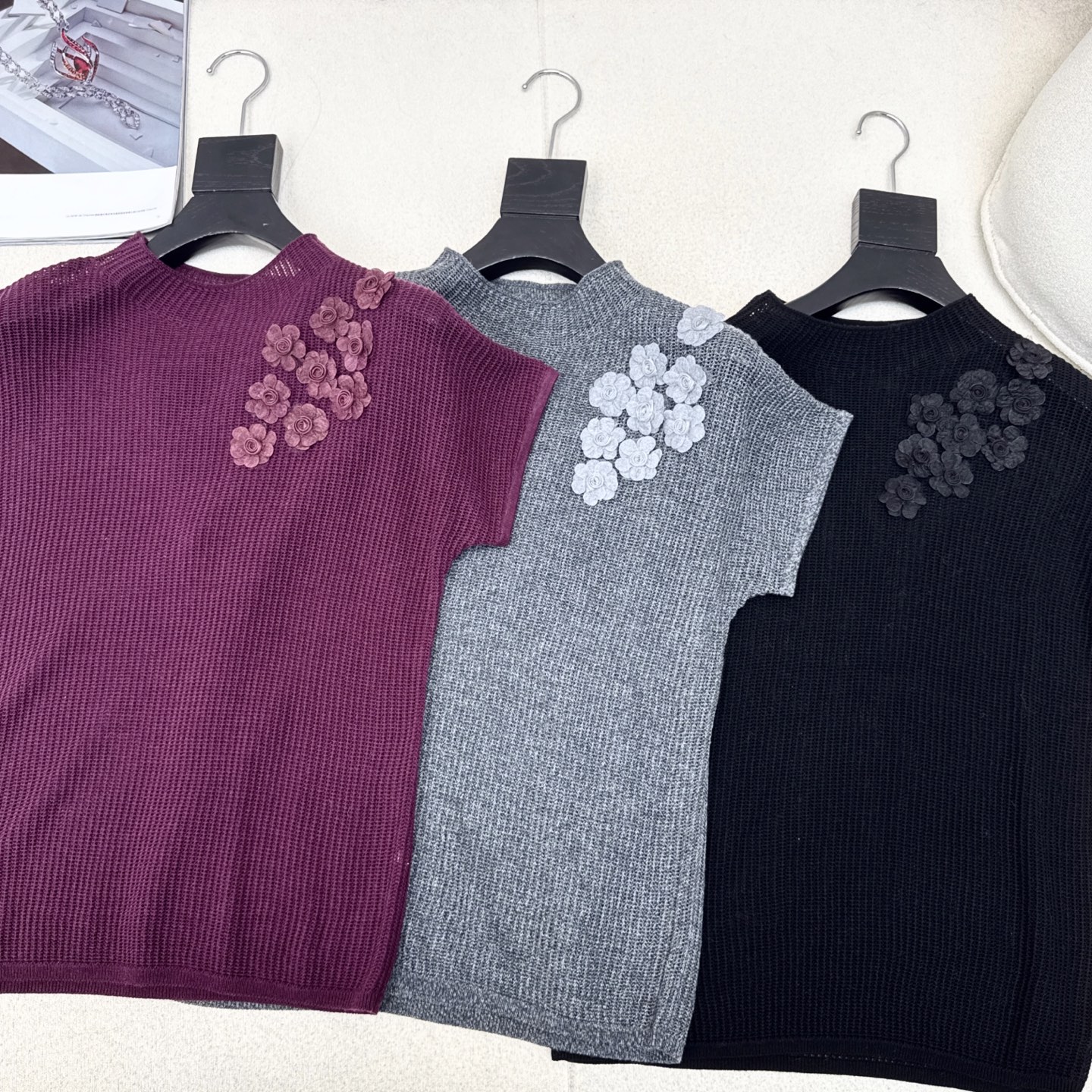 温柔日常必备内搭 C家 25Ss————秋冬最新款温柔女孩必备立体花朵装饰落肩针织衫 🤍 太好搭啦〰️很