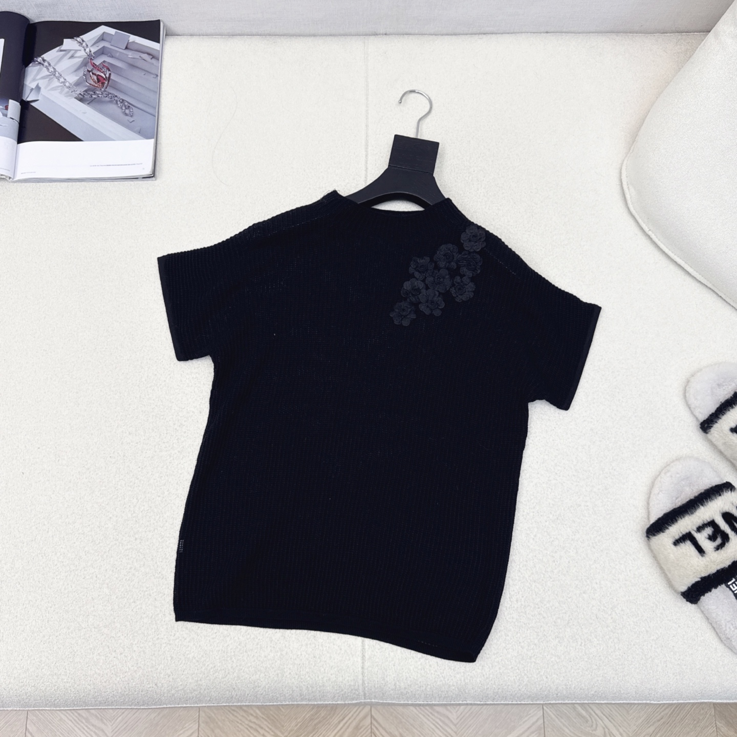 温柔日常必备内搭 C家 25Ss————秋冬最新款温柔女孩必备立体花朵装饰落肩针织衫 🤍 太好搭啦〰️很