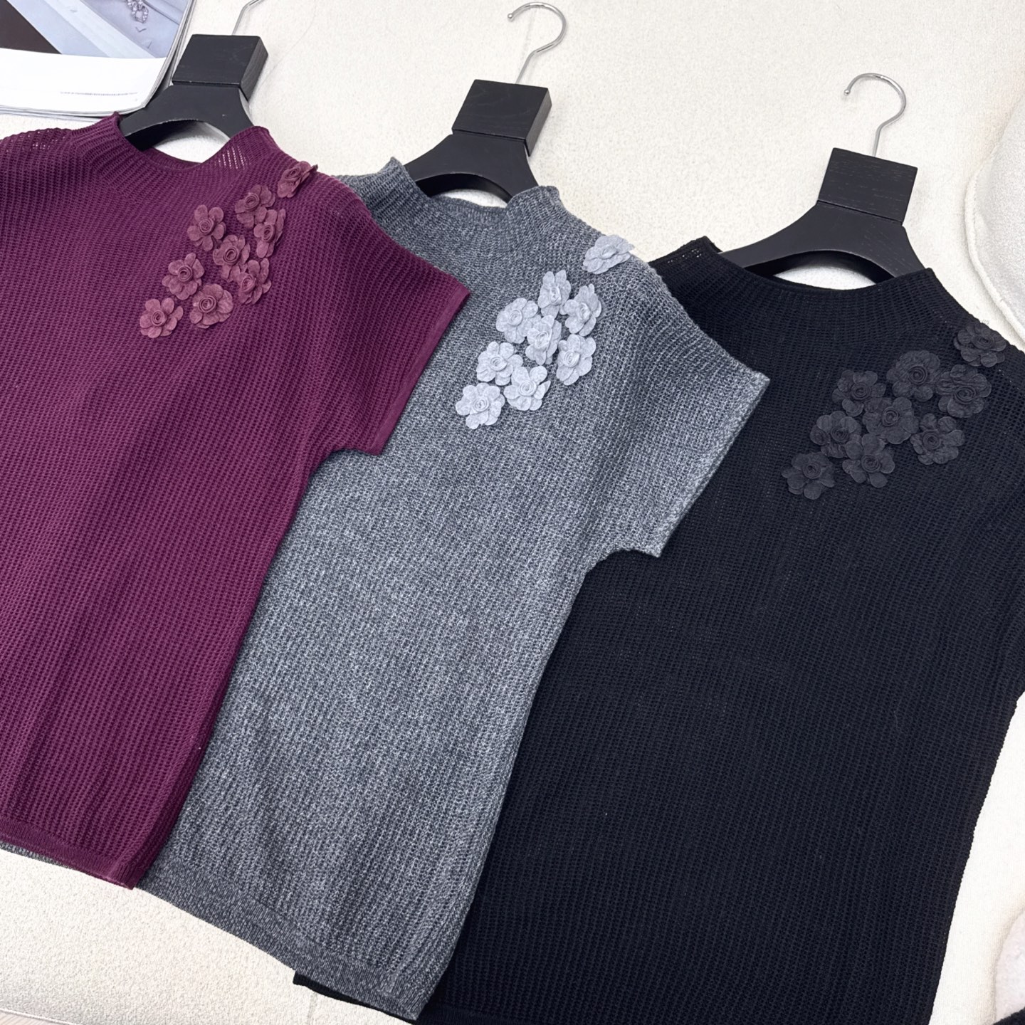 温柔日常必备内搭 C家 25Ss————秋冬最新款温柔女孩必备立体花朵装饰落肩针织衫 🤍 太好搭啦〰️很