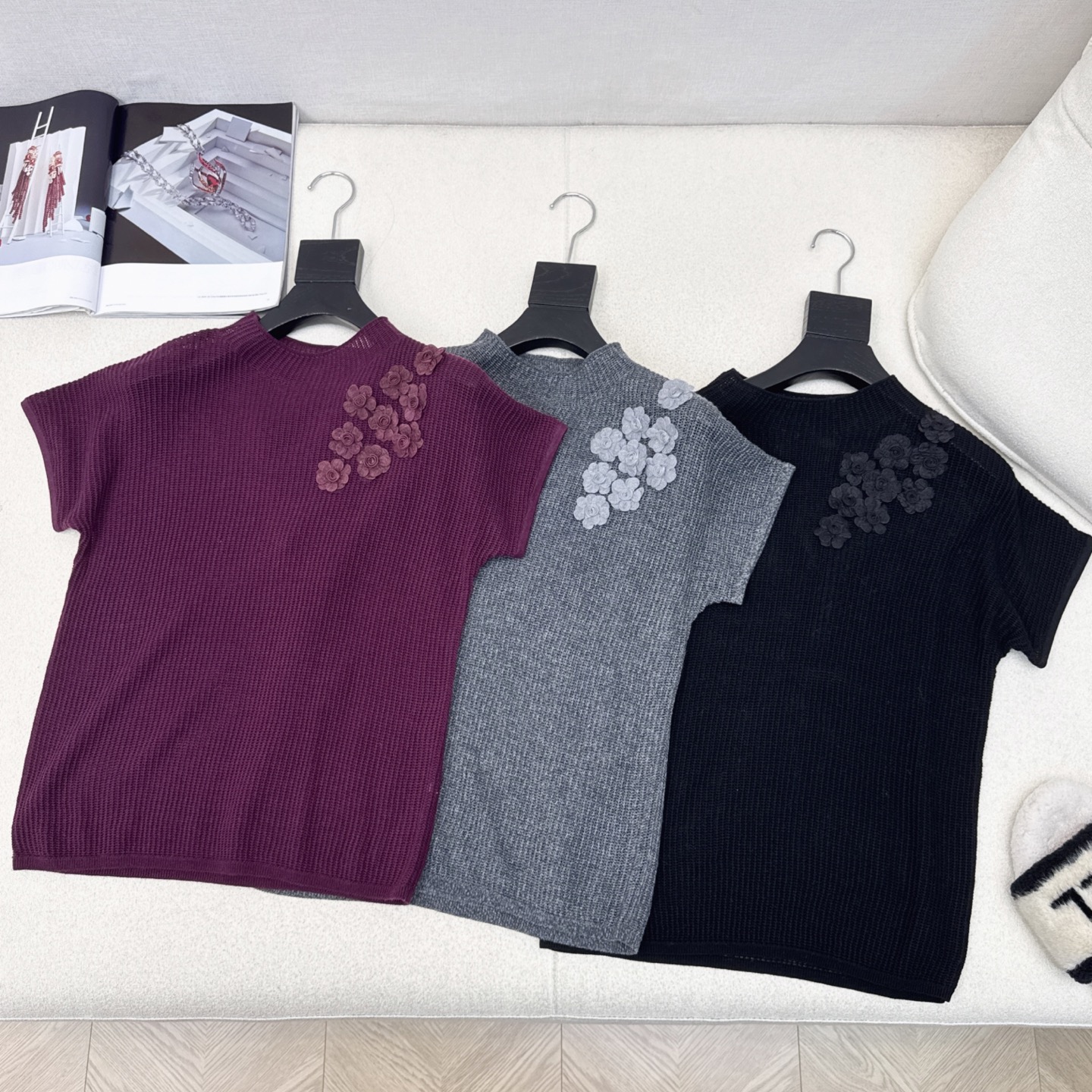 温柔日常必备内搭 C家 25Ss————秋冬最新款温柔女孩必备立体花朵装饰落肩针织衫 🤍 太好搭啦〰️很