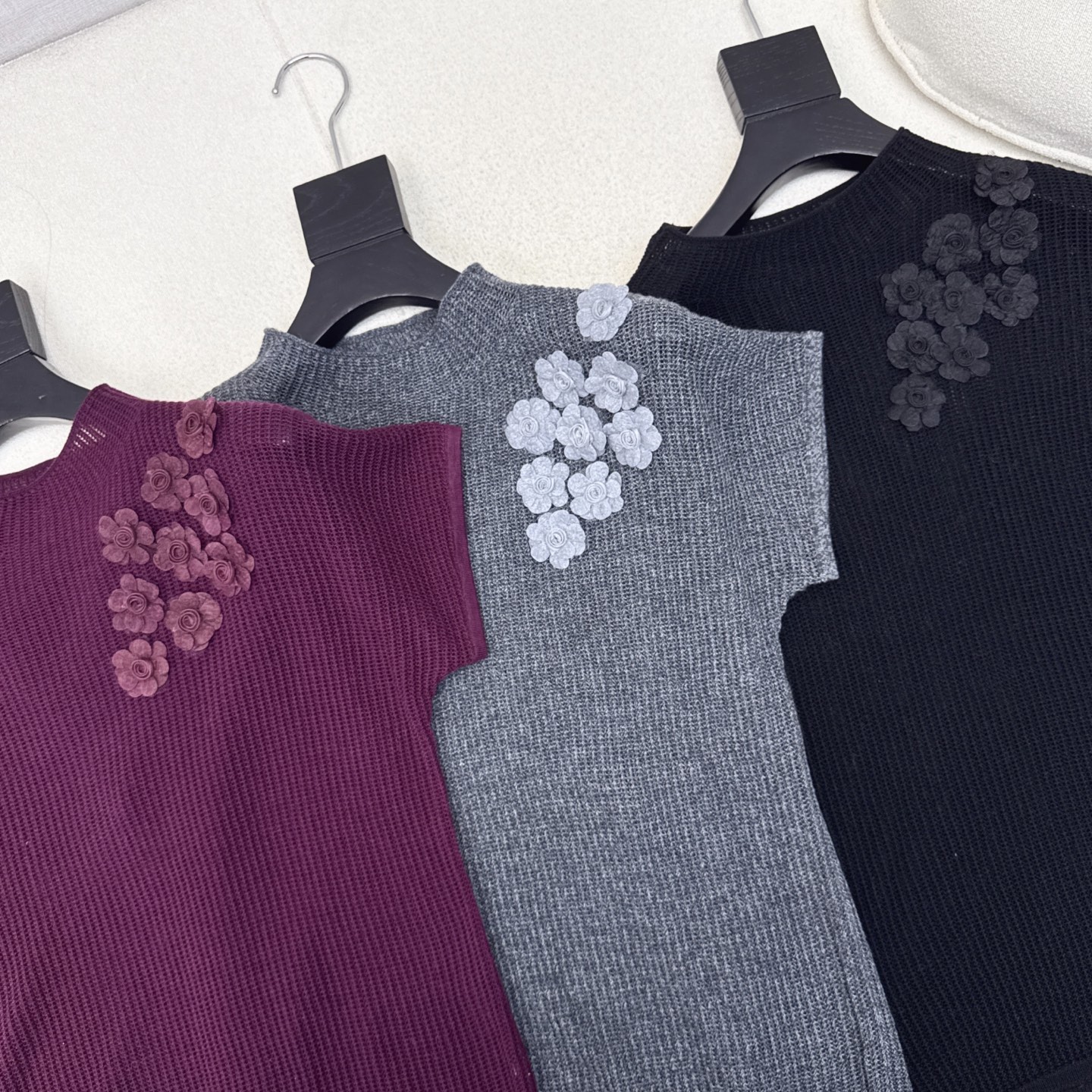 温柔日常必备内搭 C家 25Ss————秋冬最新款温柔女孩必备立体花朵装饰落肩针织衫 🤍 太好搭啦〰️很