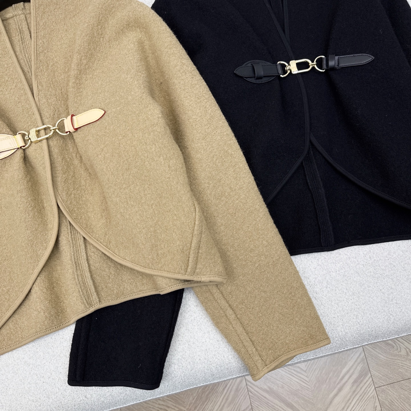 爆单款 L家 25Ss————早秋最新款皮扣设计斗篷外套🖤进口重磅毛圈面料 MONOGRAM五金配件 版