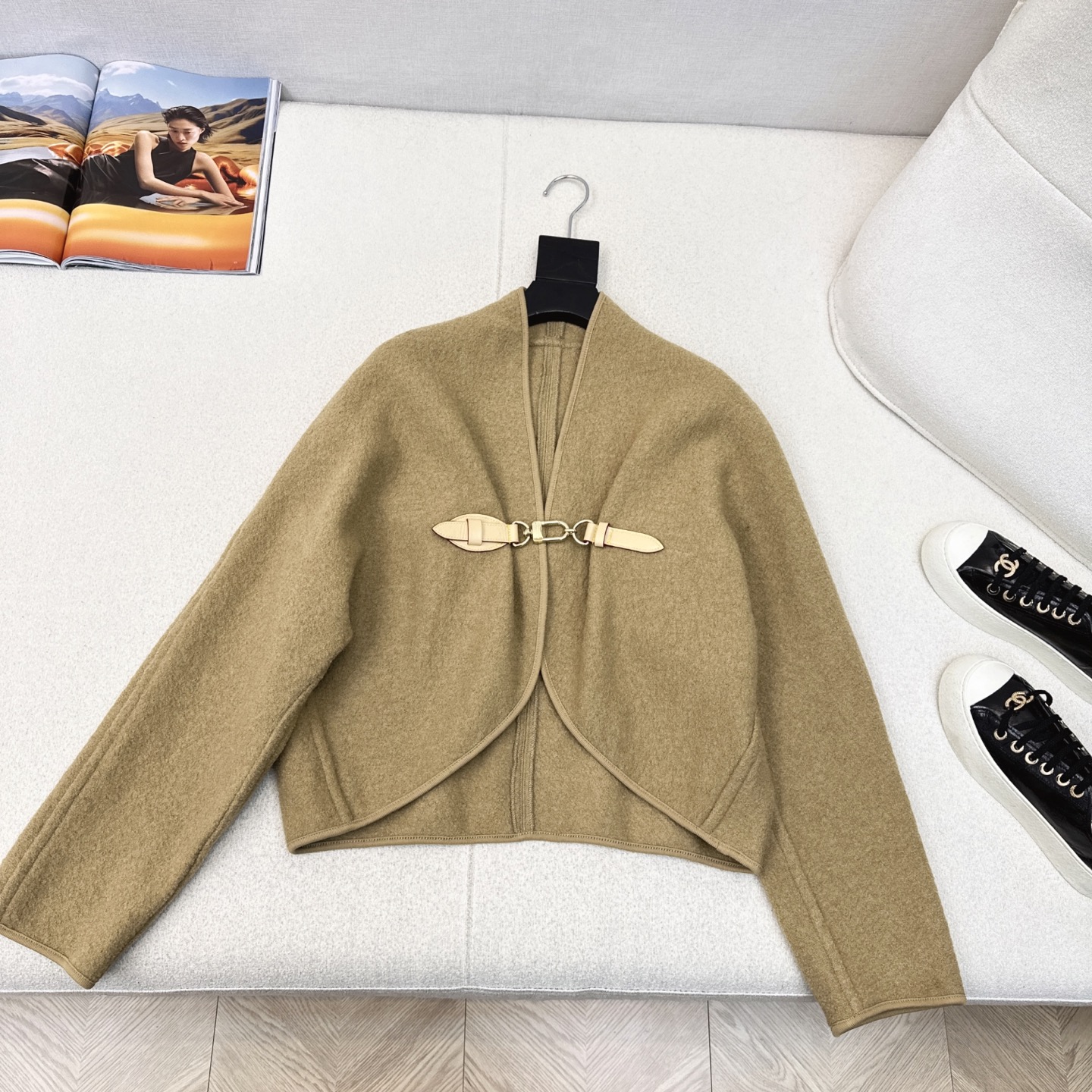 爆单款 L家 25Ss————早秋最新款皮扣设计斗篷外套🖤进口重磅毛圈面料 MONOGRAM五金配件 版