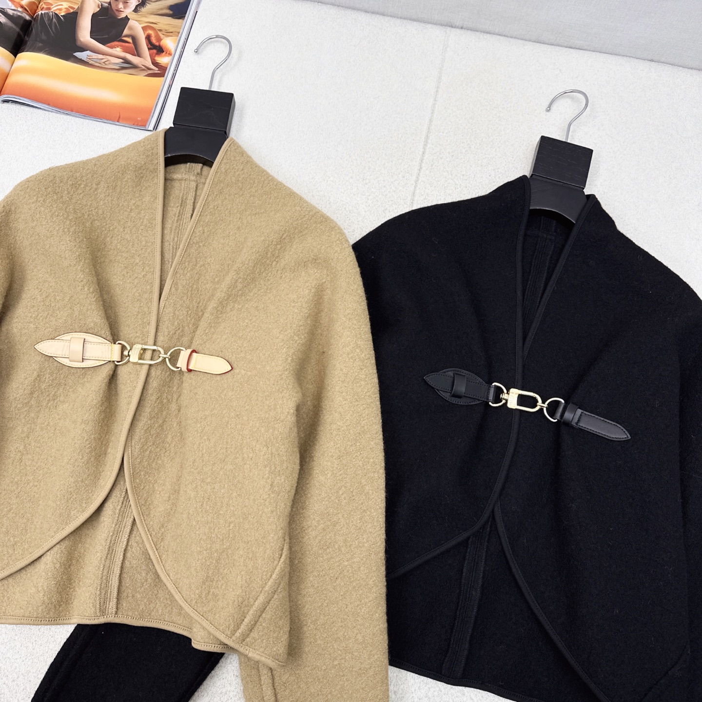 爆单款 L家 25Ss————早秋最新款皮扣设计斗篷外套🖤进口重磅毛圈面料 MONOGRAM五金配件 版