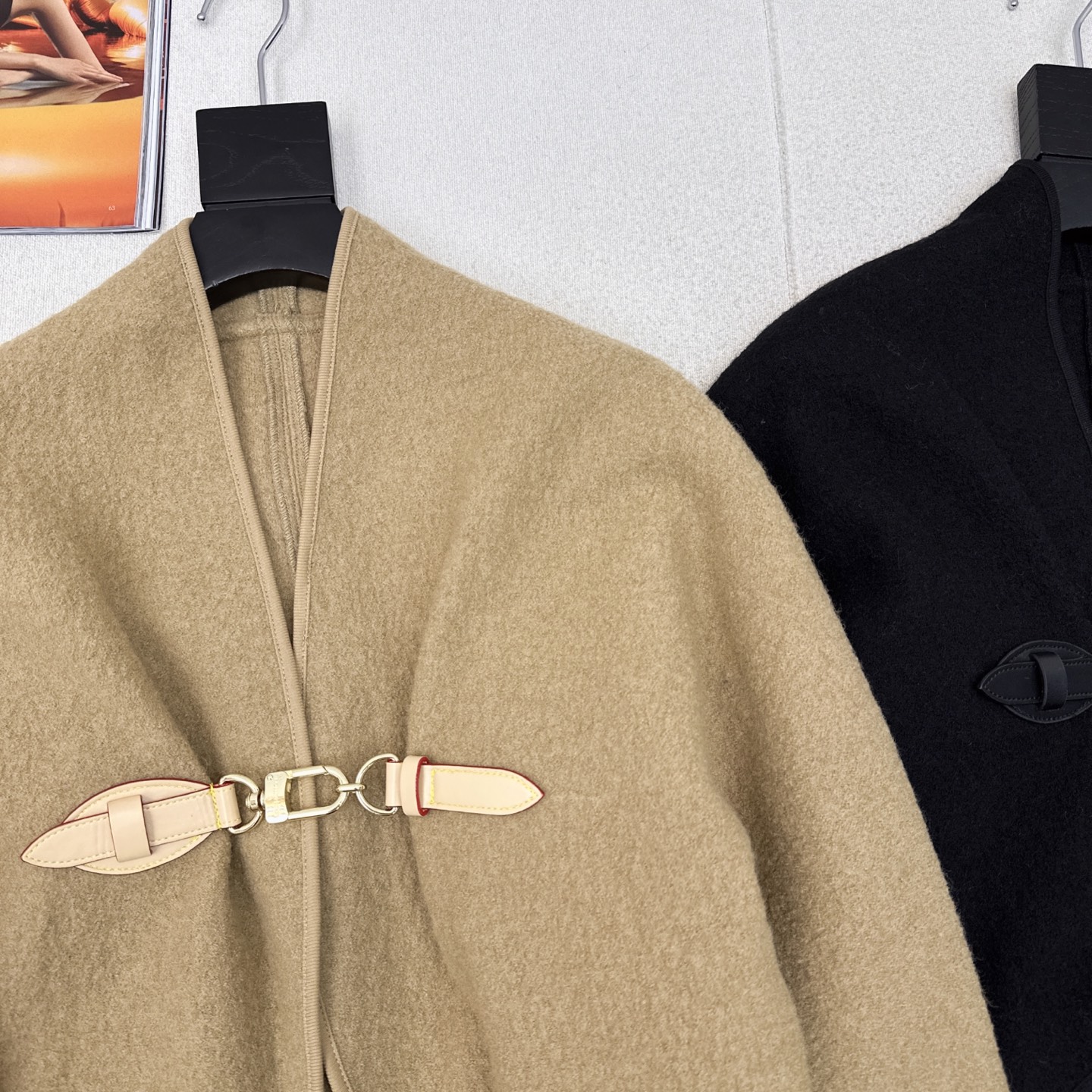 爆单款 L家 25Ss————早秋最新款皮扣设计斗篷外套🖤进口重磅毛圈面料 MONOGRAM五金配件 版